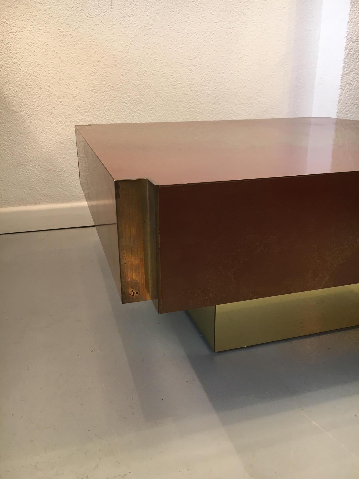 Table d'appoint Guy Lefvre en laque et laiton « Éruption solaire », années 1970, France en vente 1