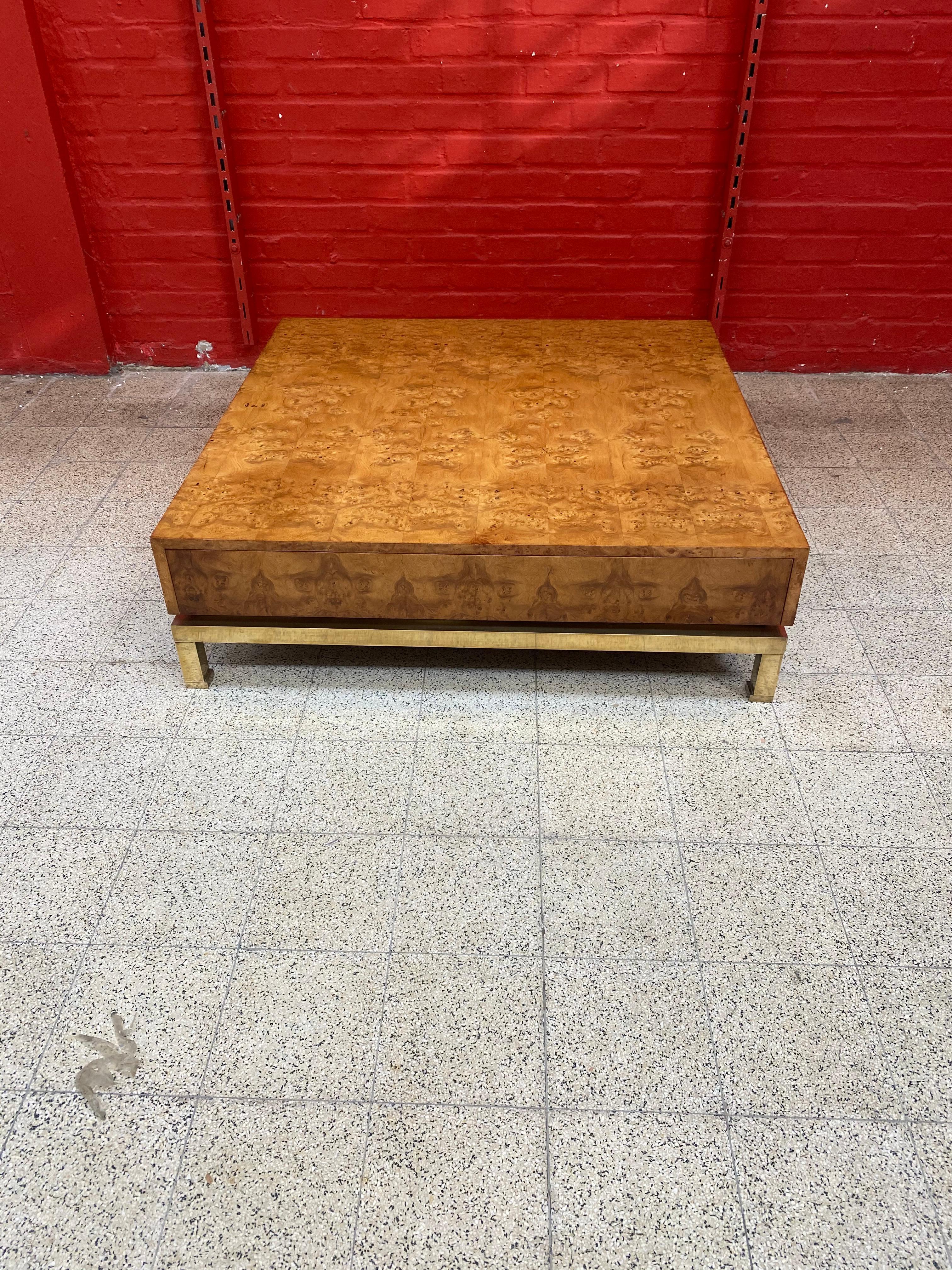 Guy Lefevre, large coffee table in elm burl, and brass, Maison Jansen, circa 1970.
Fully restored, French varnish.
Interior of drawers in mahogany.