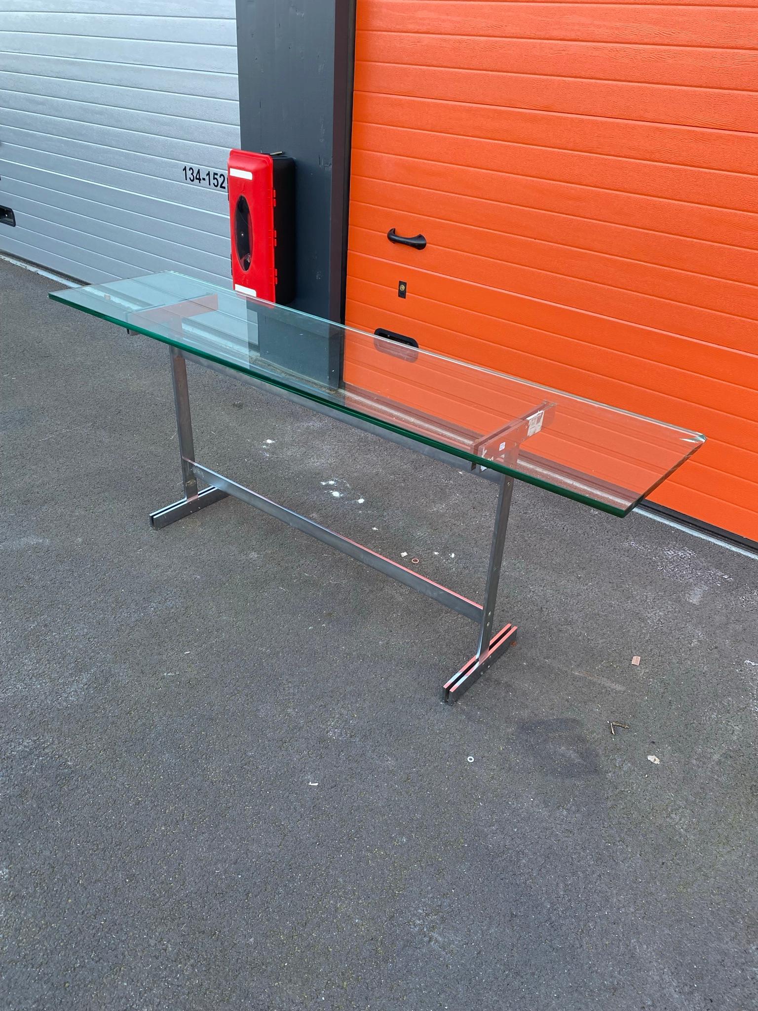 Guy Lefevre, Rare table console en acier et verre, vers 1970 Bon état - En vente à Saint-Ouen, FR