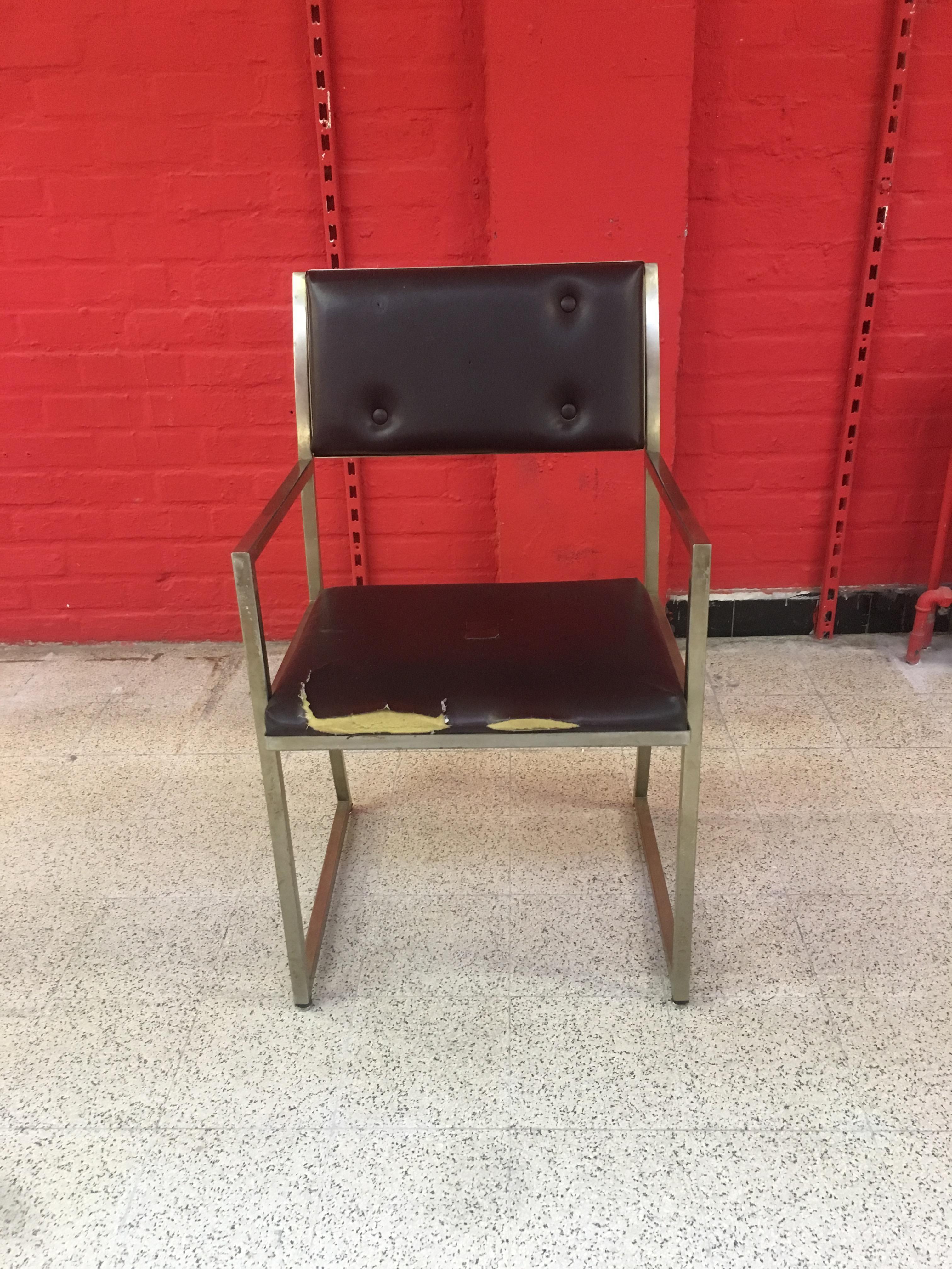 Guy Lefevre Chaise de bureau rare, circa 1970
distribué par la Maison Jansen.
acier et faux cuir.
métal en bon état, revêtement à changer