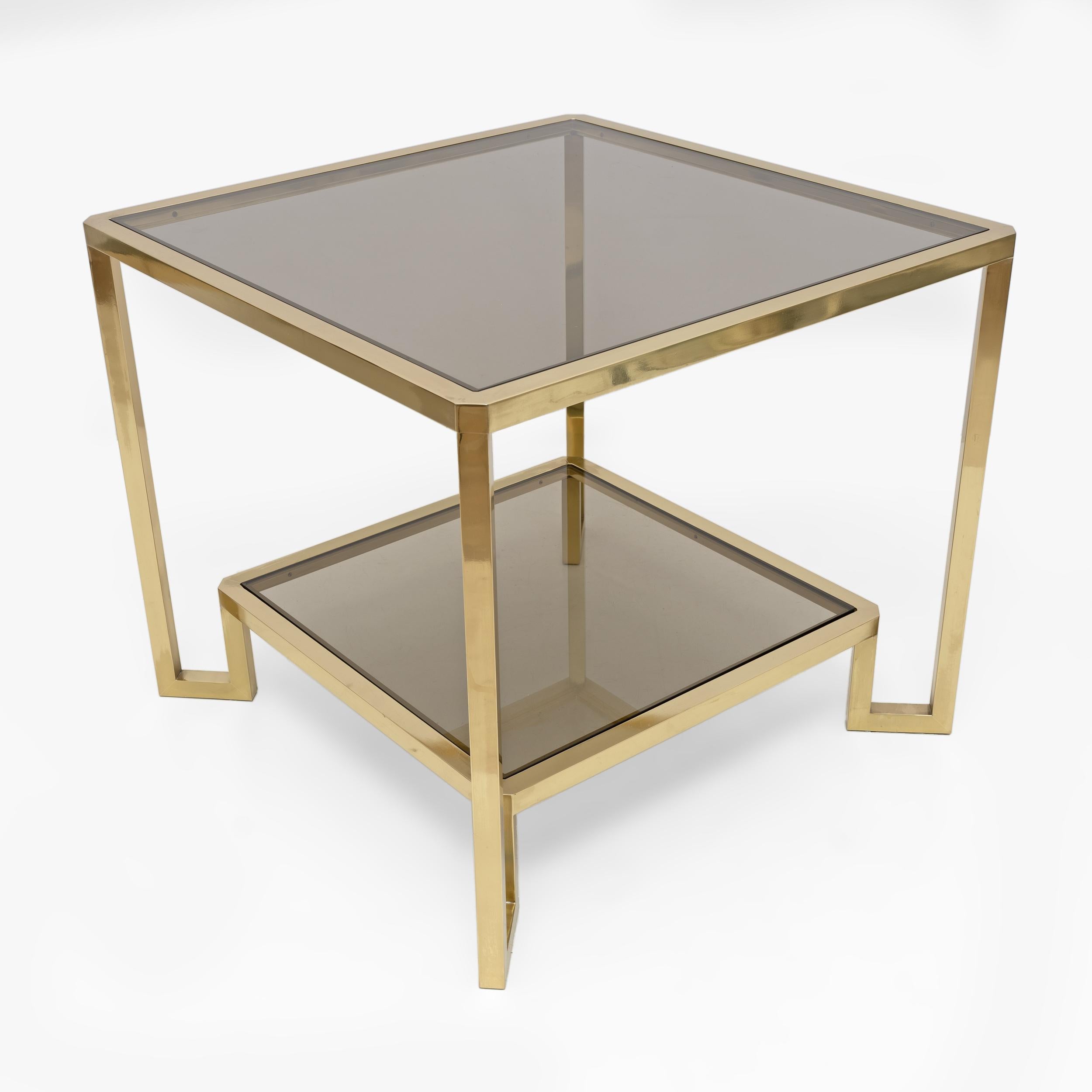 Vintage Couchtisch von Guy Lefevre für Maison Jansen, ca. 1970er Jahre, Frankreich. Hochwertiger geometrischer quadratischer Messingrahmen im neoklassischen Stil mit Glasablage. Die beiden rauchbraunen Glasflächen sind die originalen Vintage-Gläser