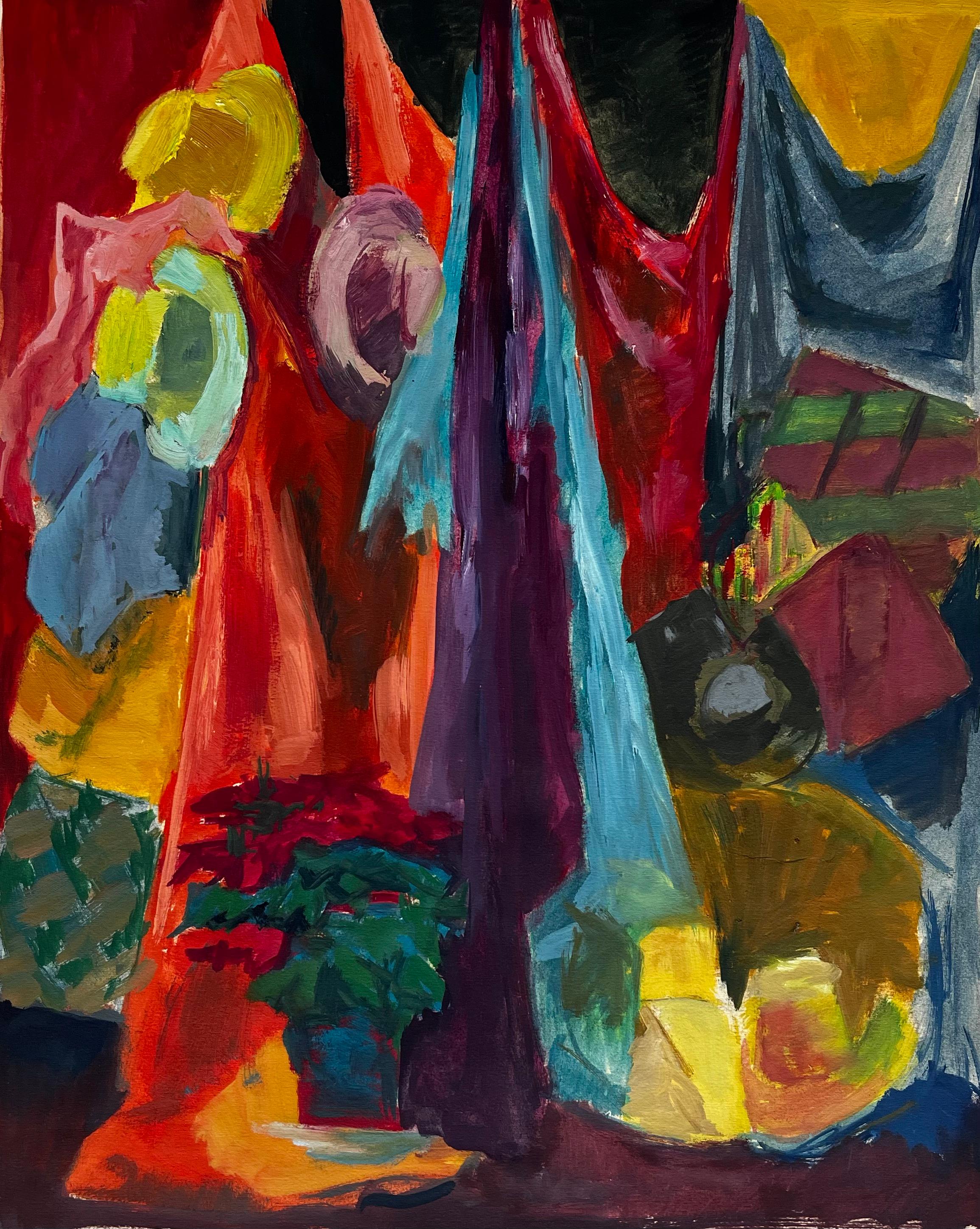 Bunte drapierte Stoffe Hängende Hüte und roter Blumentopf Modernist Still Life