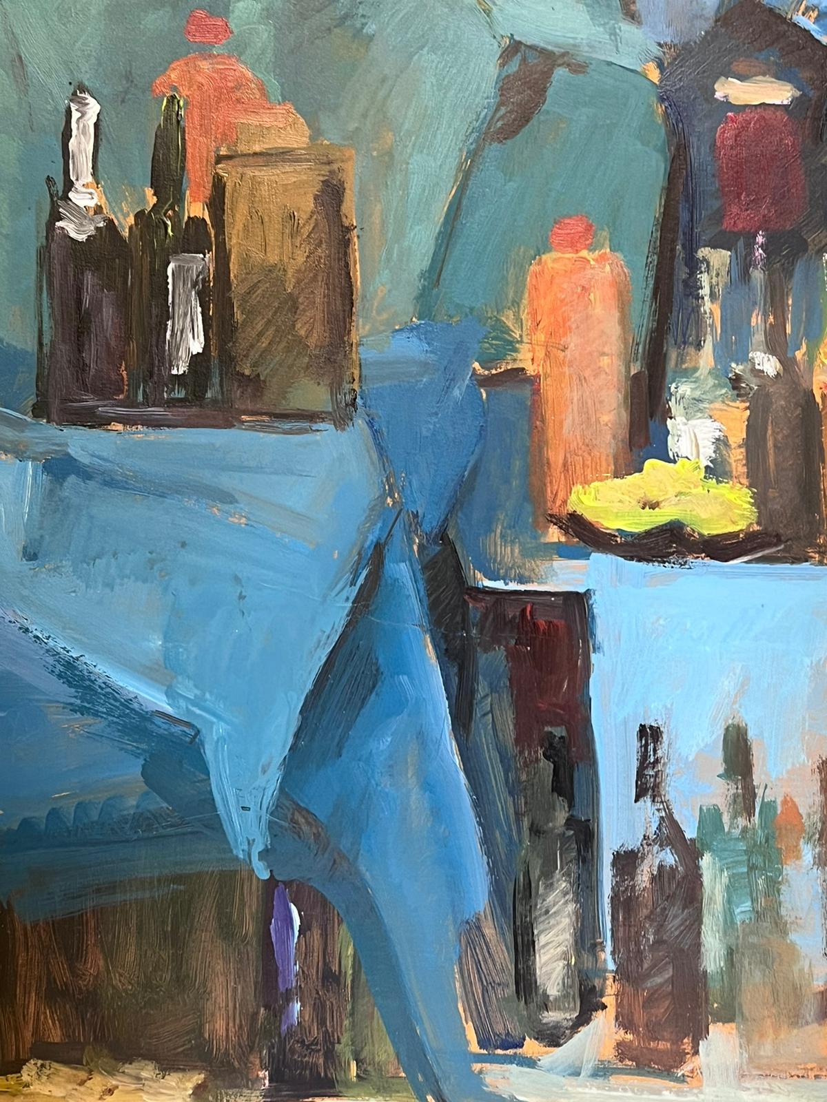 Bouteilles de vin modernistes françaises du 20ème siècle dans un intérieur bleu - Painting de Guy Nicod
