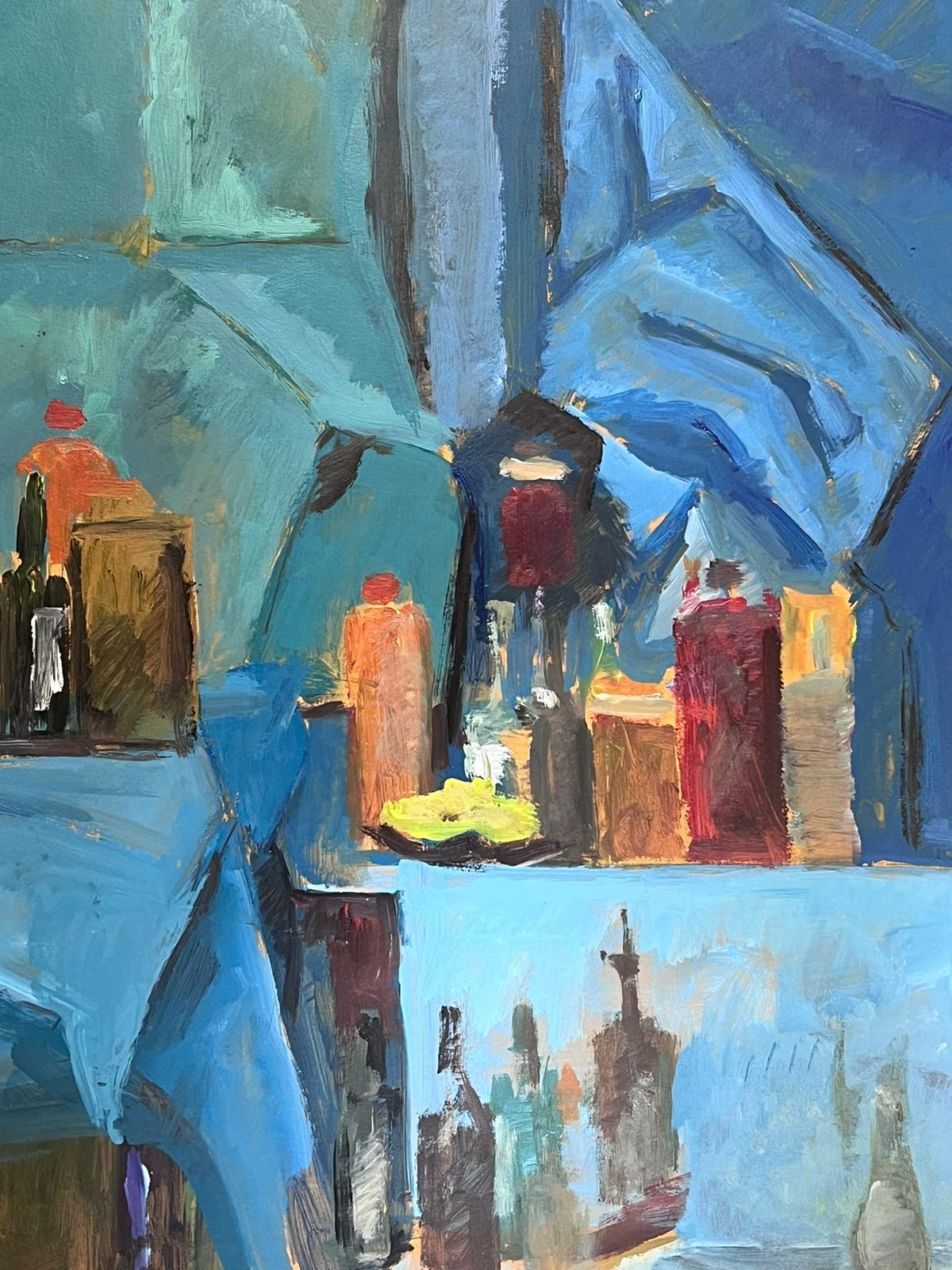 Französische modernistische Weinflaschen des 20. Jahrhunderts in Blau, Interieurgemälde (Moderne), Painting, von Guy Nicod