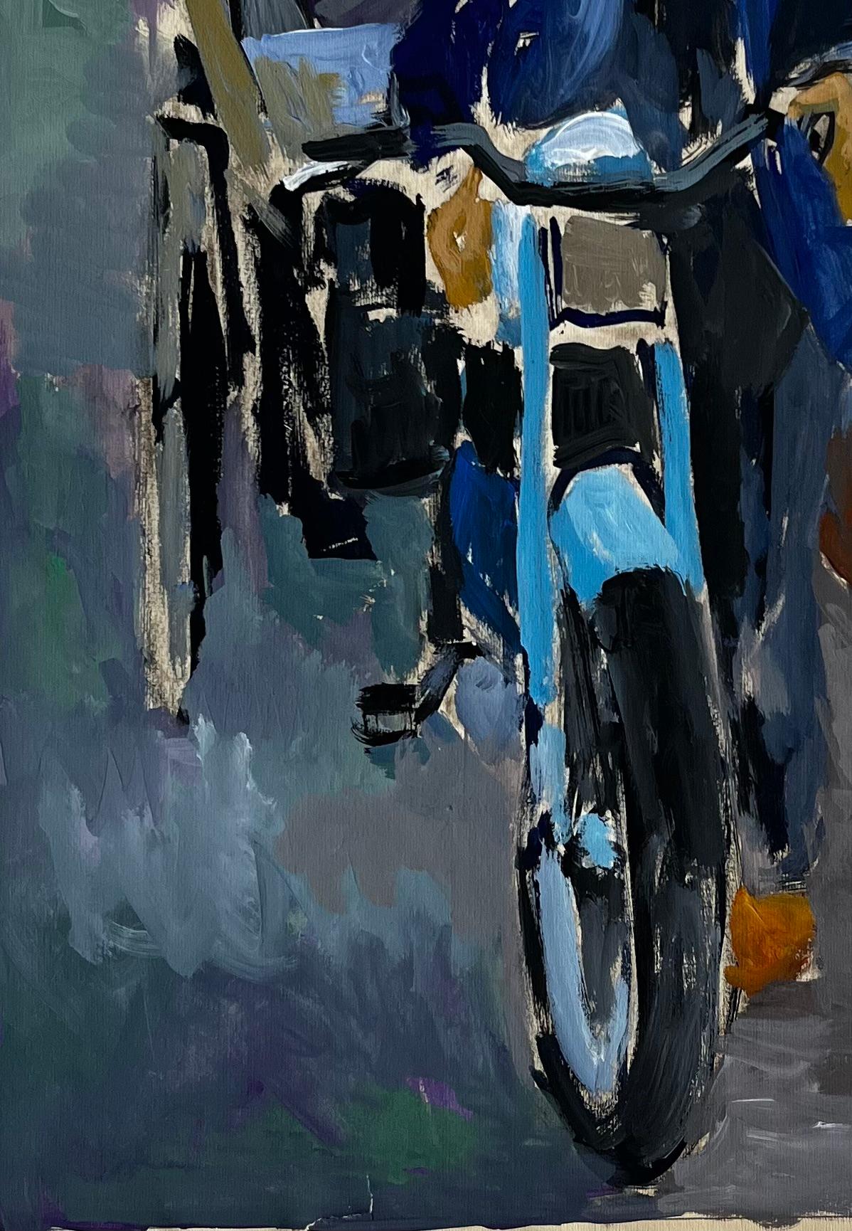 Titel: Französischer Modernist Porträt eines Mannes mit blauem Motorrad Straßenszene
Guy Nicod (Französisch 1923 - 2021) 
Gouache auf Künstlerpapier, ungerahmt
Größe: 23 x 19 Zoll (Höhe x Breite)
Provenienz: Künstlernachlass, Frankreich
Zustand: