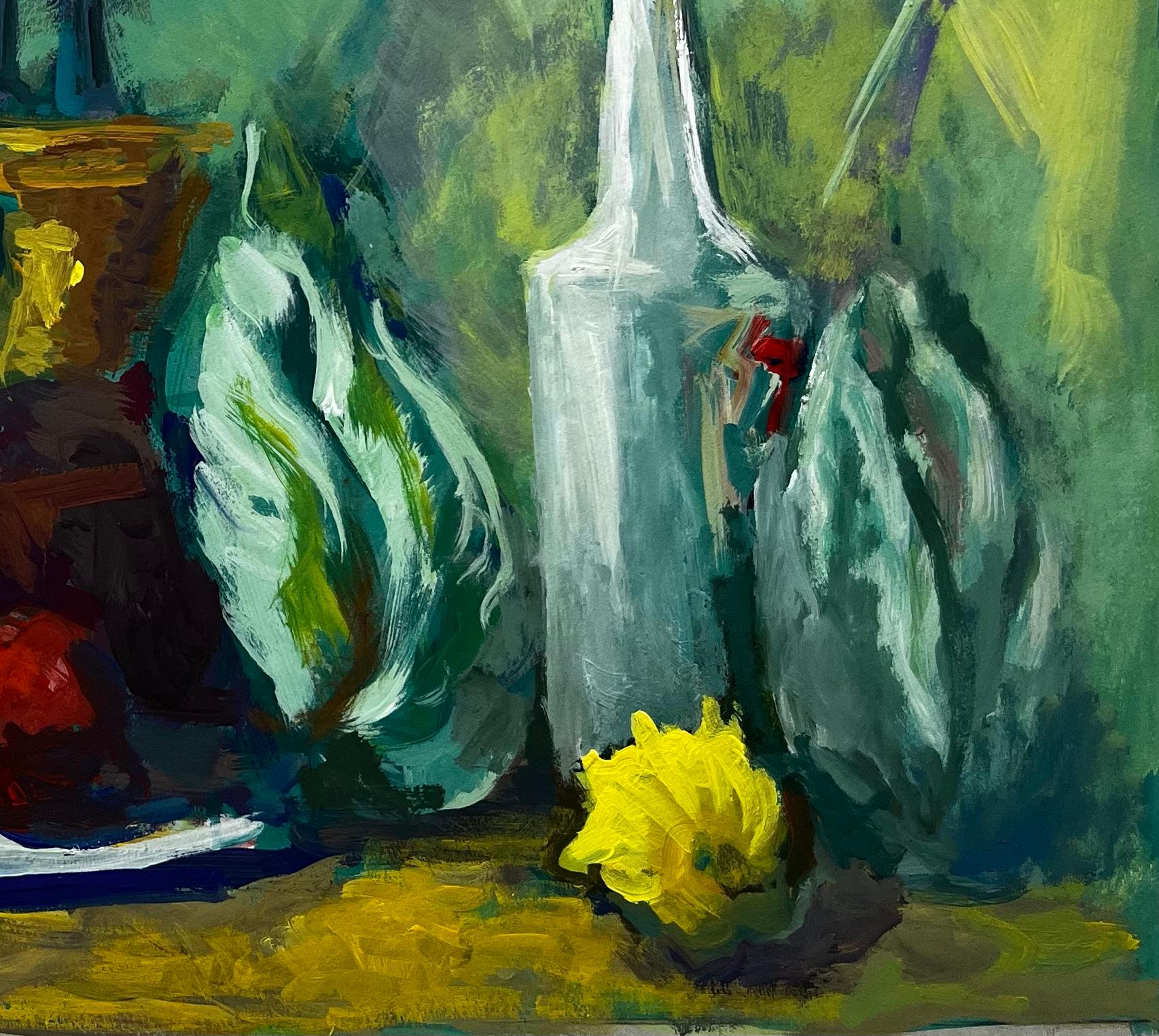 Titre : Nature morte luxuriante moderniste française avec bouteilles, citrons et feuilles de chou
Guy Nicod (français 1923 - 2021) 
Gouache sur papier d'artiste, non encadrée
Taille : 19.75 x 24 pouces (hauteur x largeur)
Provenance : Succession