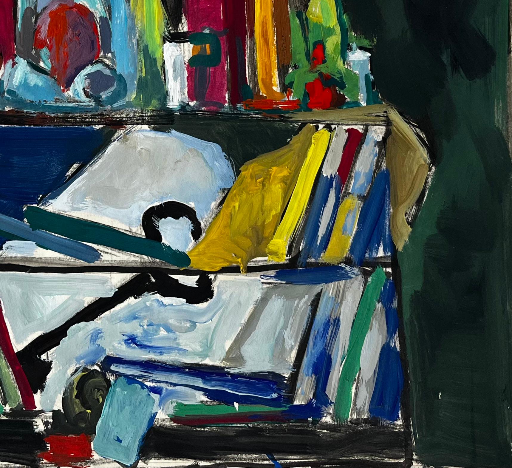 Nature morte moderniste avec bouteilles de livres et intérieur bleu Gouache française - Moderne Painting par Guy Nicod