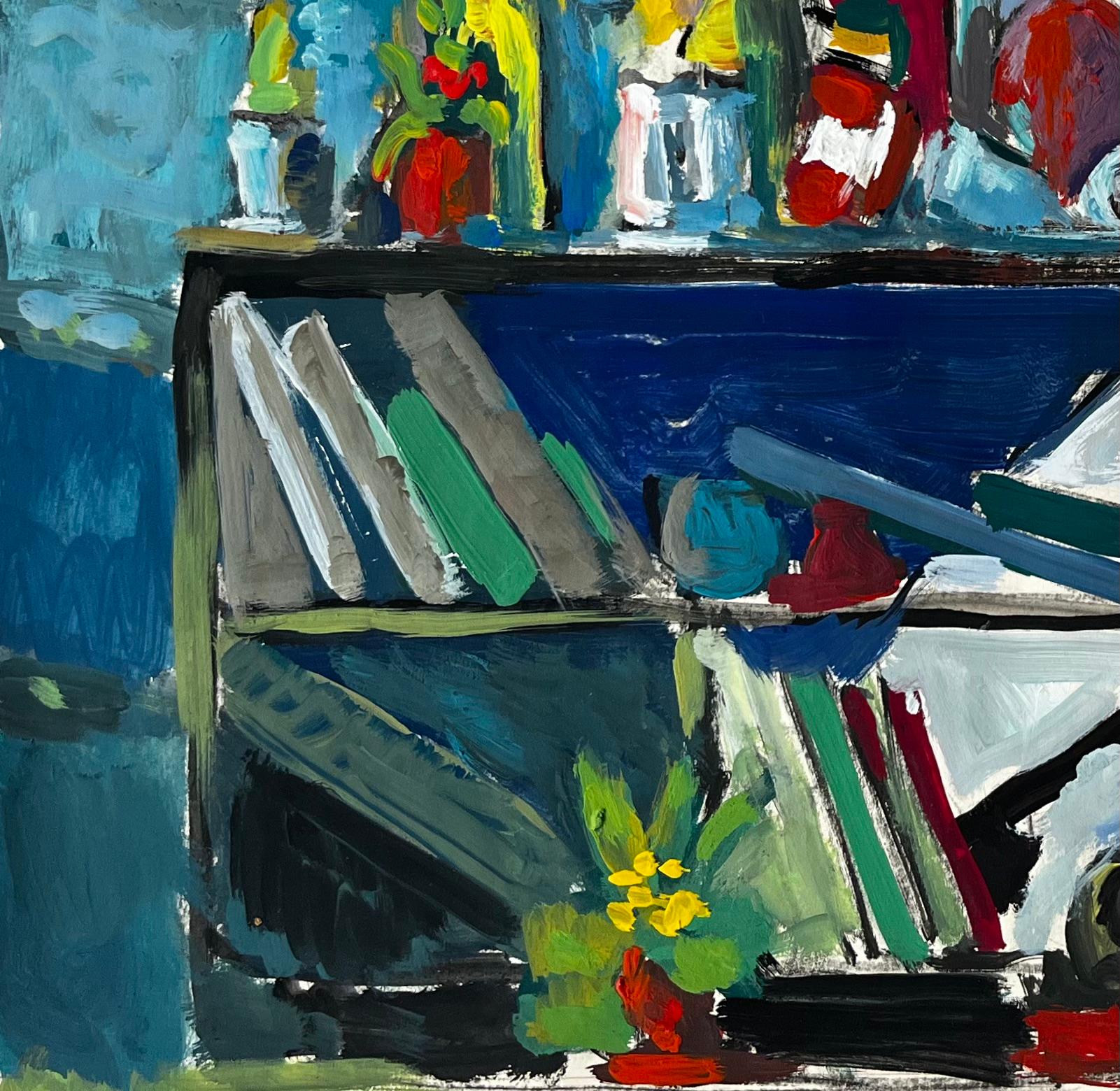 Titre : Nature morte moderniste avec bouteilles de livres et intérieur bleu Gouache française
Guy Nicod (français 1923 - 2021) 
Gouache sur papier d'artiste, non encadrée
Taille : 19 x 22,5 pouces (hauteur x largeur)
Provenance : Succession