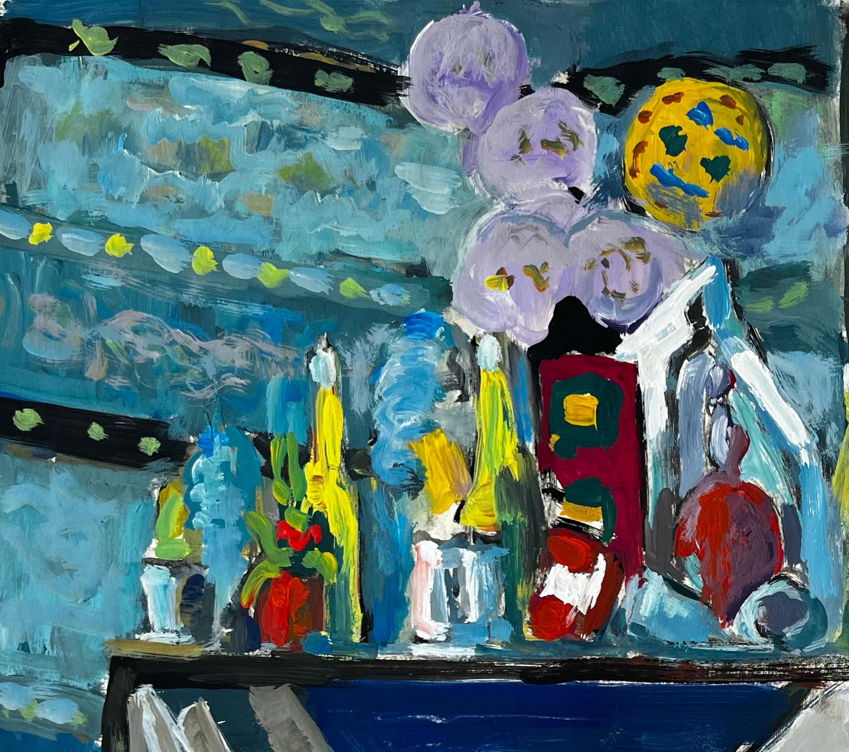 Nature morte moderniste avec bouteilles de livres et intérieur bleu Gouache française en vente 1