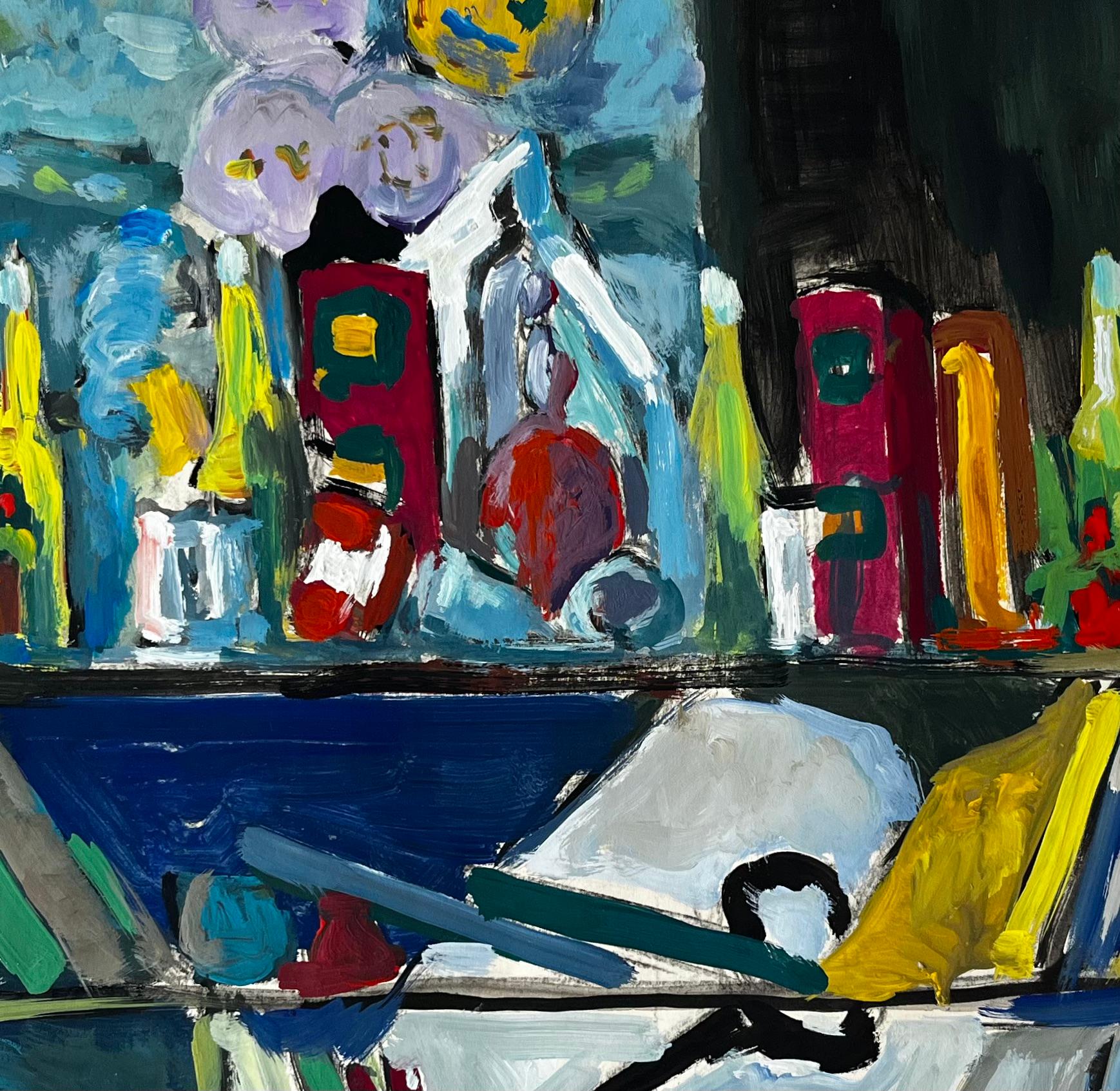 Nature morte moderniste avec bouteilles de livres et intérieur bleu Gouache française en vente 2