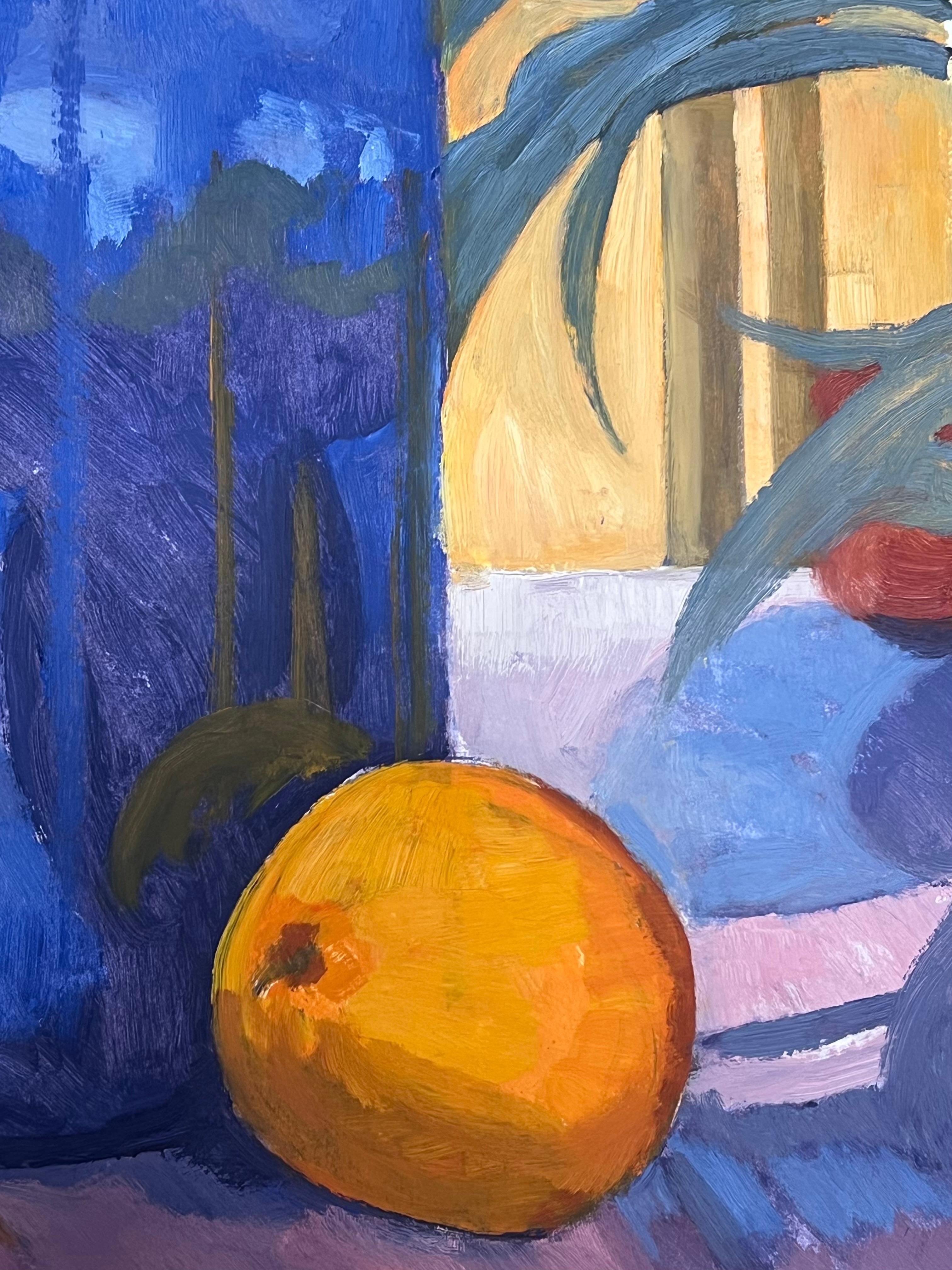 Nature morte avec un vase bleu, un citron jaune et une orange sur une table Huile française - Violet Interior Painting par Guy Nicod