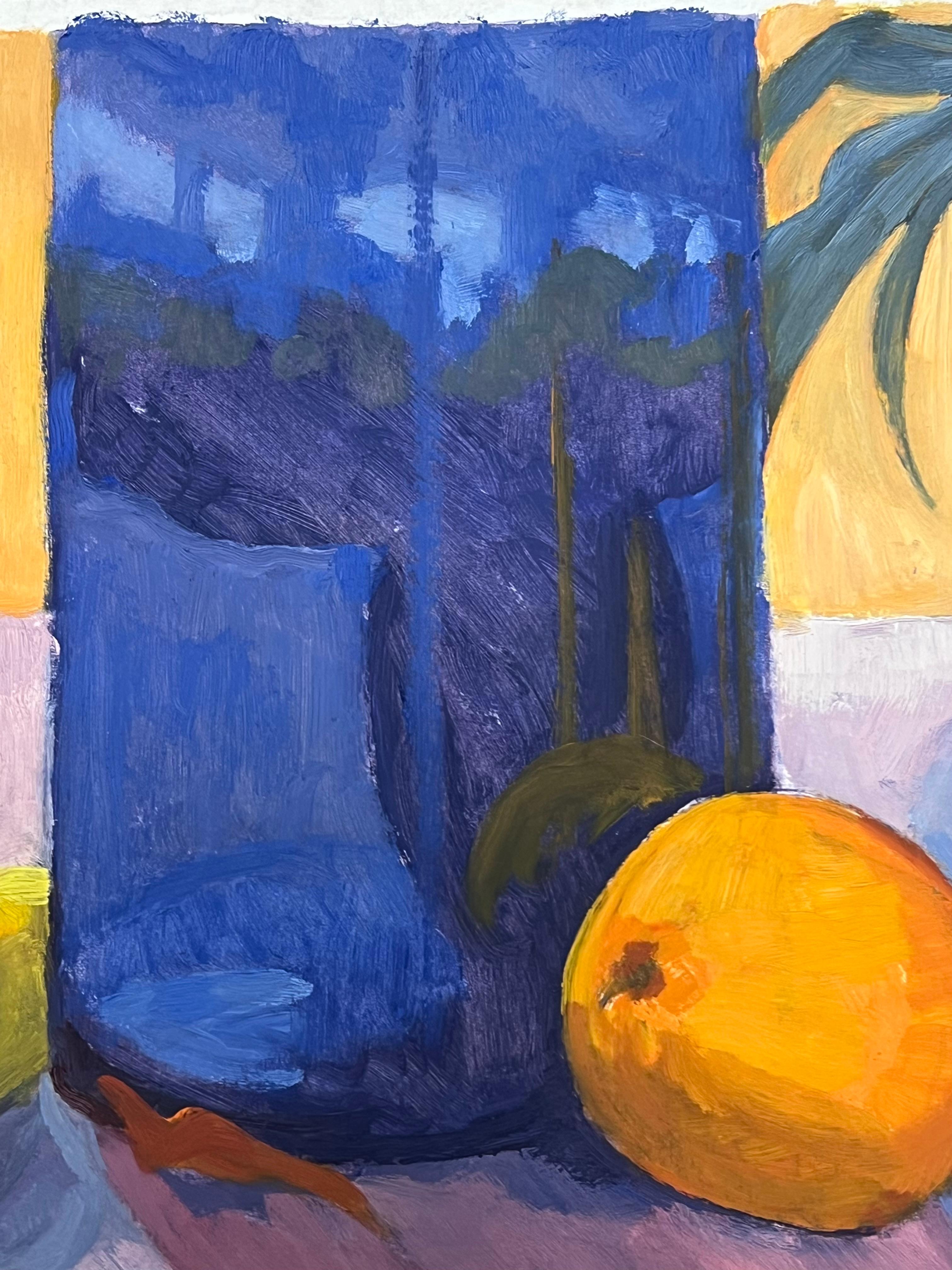 Nature morte avec un vase bleu, un citron jaune et une orange sur une table Huile française en vente 1