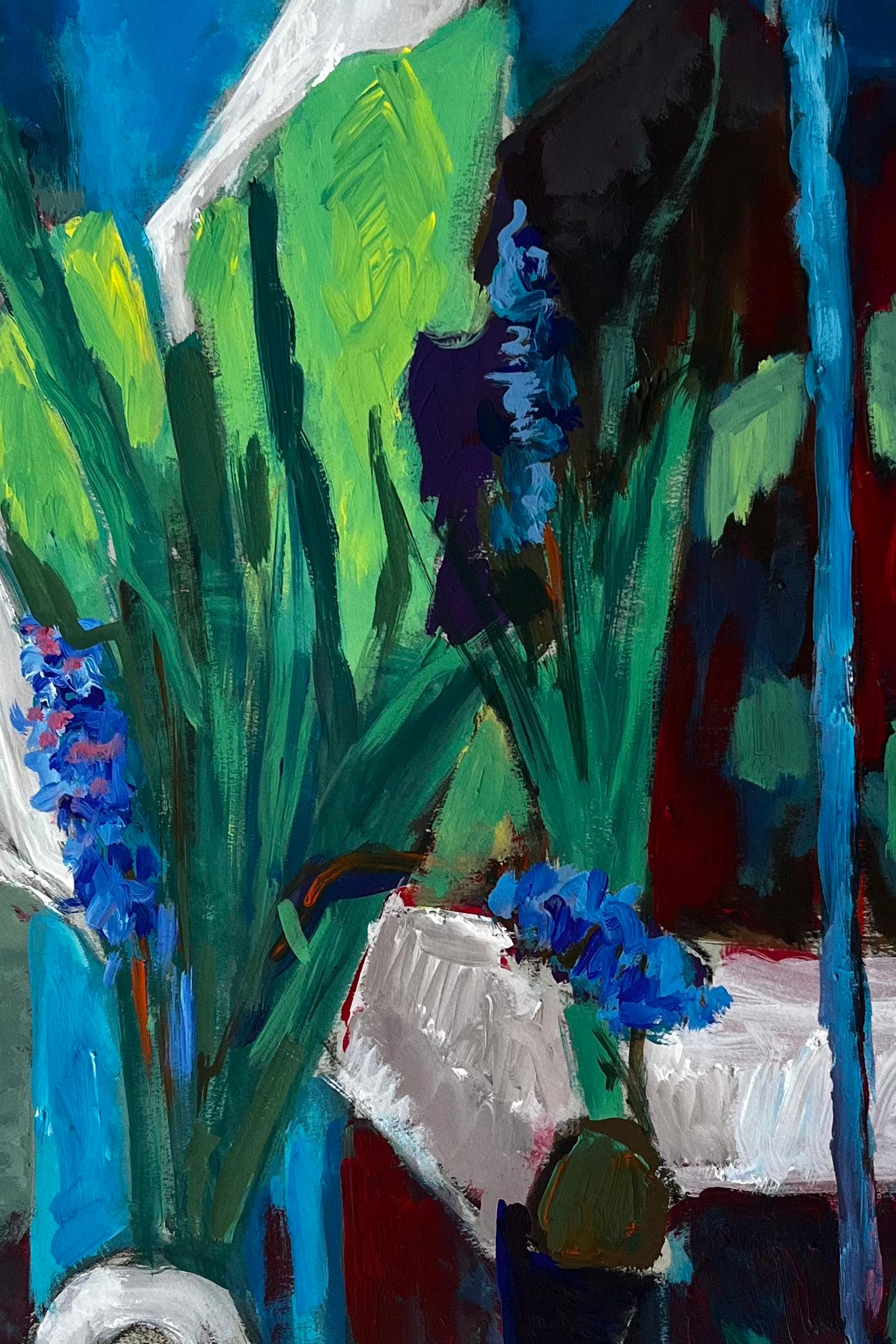 Nature morte aux fleurs bleues et aux draperies vertes Peinture moderne française à la gouache en vente 2