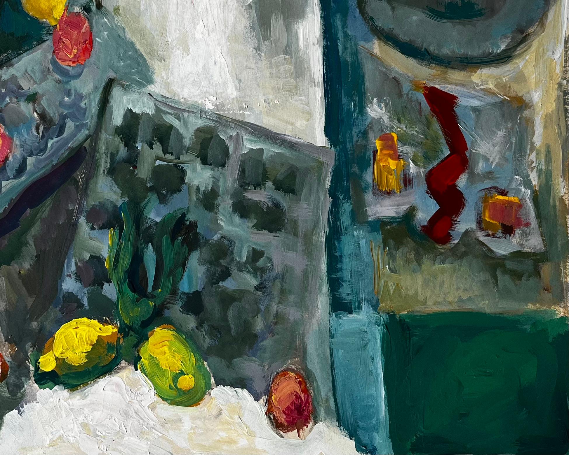 Titolo: Natura morta con limoni, cassette di frutta e foglie verdi Gouache modernista francese
Guy Nicod (francese, 1923 - 2021) 
Guazzo su carta d'artista, senza cornice
Dimensioni: 19,25 x 23 pollici (altezza x larghezza)
Provenienza: Proprietà di