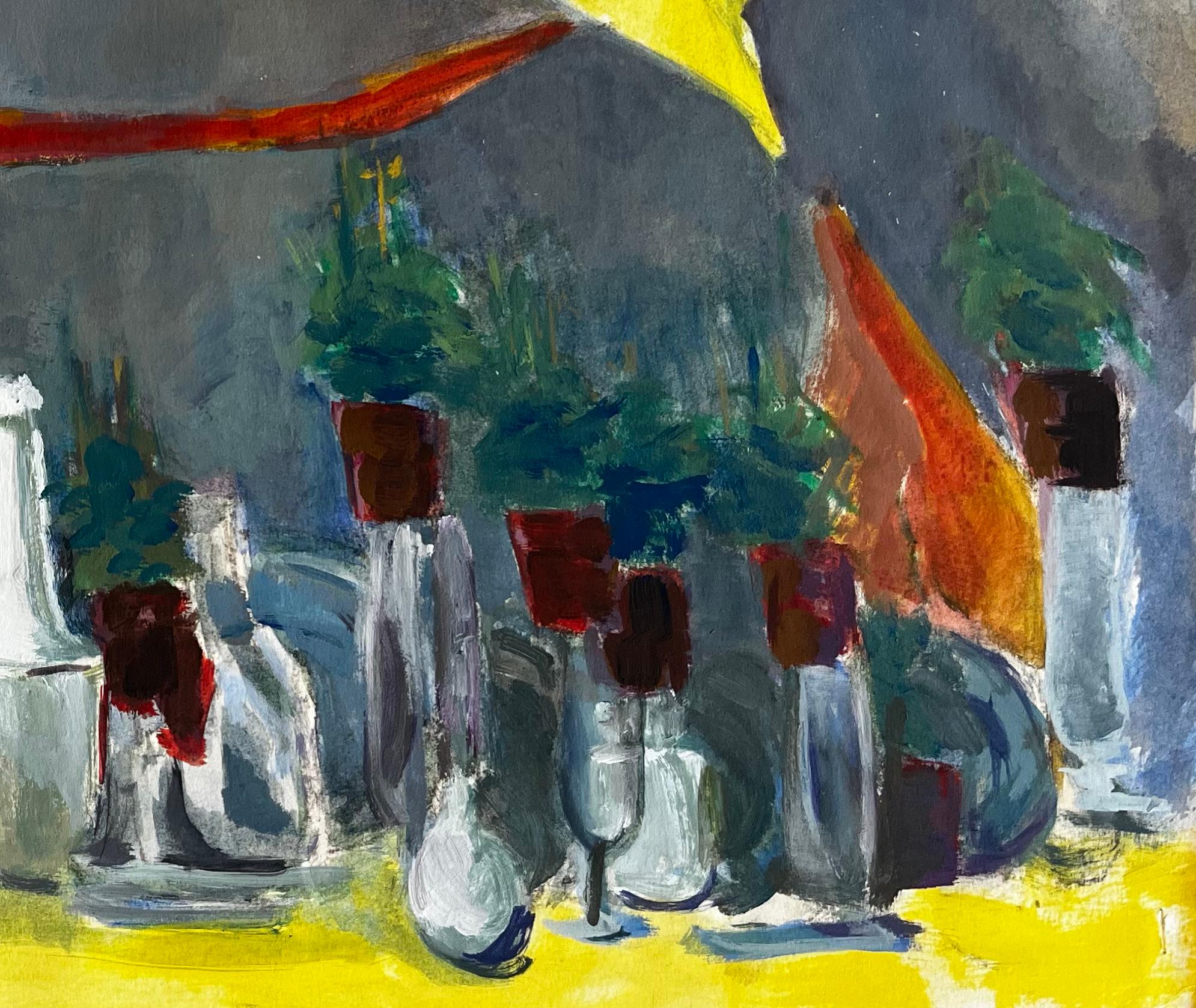 Bottiglie con drappo giallo, bicchieri e piante in vaso Natura morta modernista - Painting Moderno di Guy Nicod