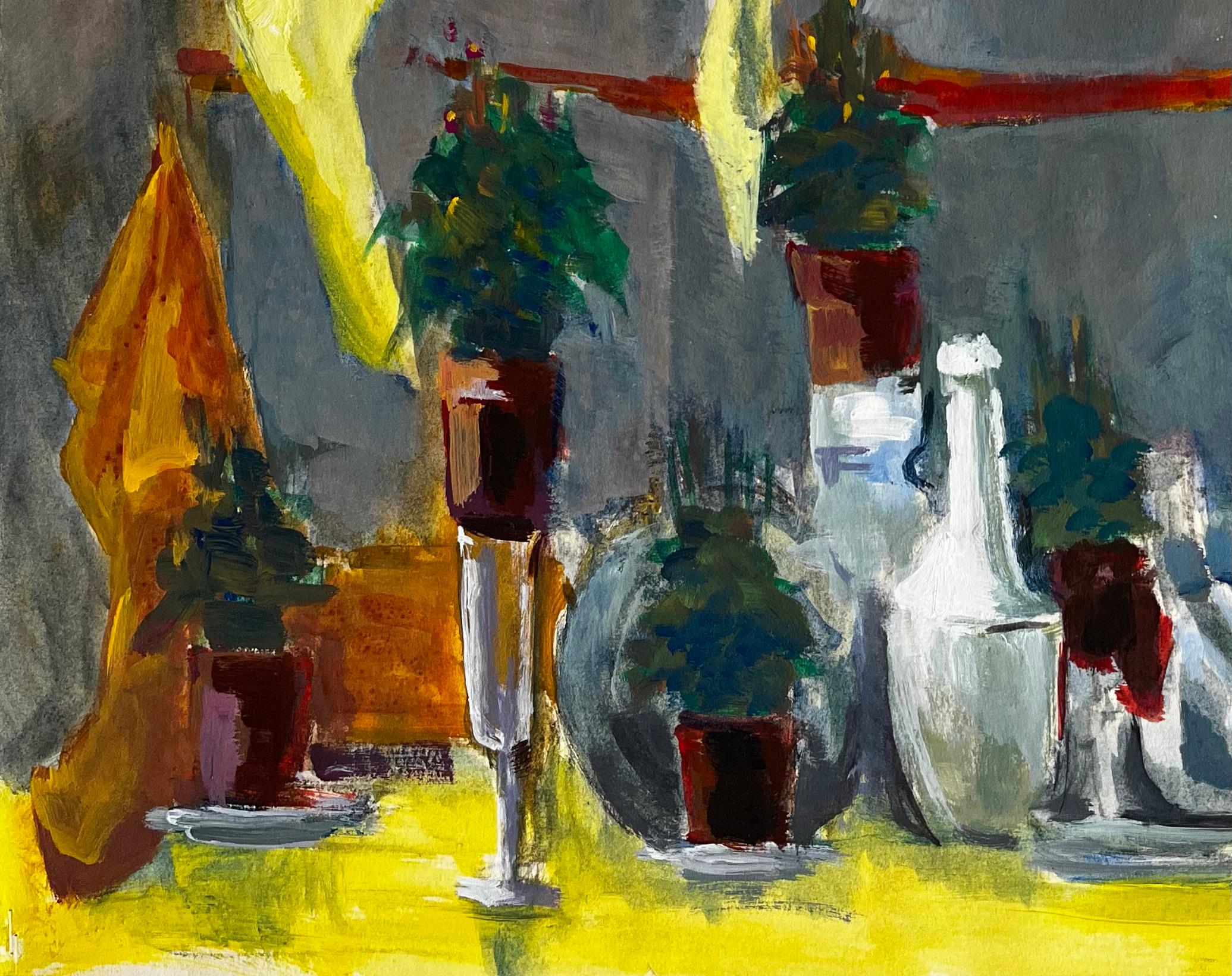 Bottiglie con drappo giallo, bicchieri e piante in vaso Natura morta modernista - Still-Life Painting Grigio di Guy Nicod