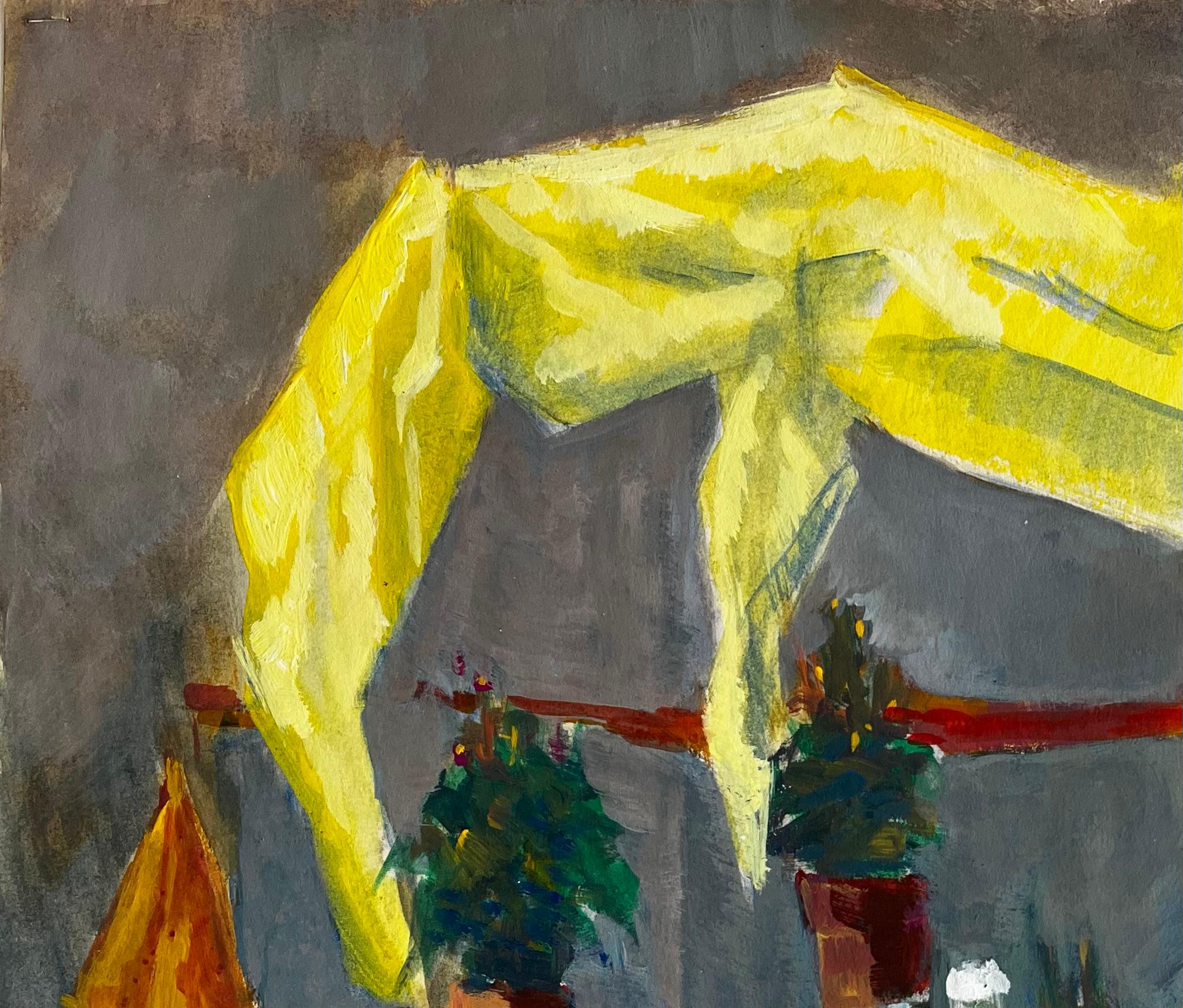 Titolo: Bottiglie con drappo giallo, bicchieri e piante in vaso: natura morta modernista
Guy Nicod (francese, 1923 - 2021) 
Guazzo su carta d'artista, senza cornice
Dimensioni: 18,25 x 24 pollici (altezza x larghezza)
Provenienza: Proprietà di