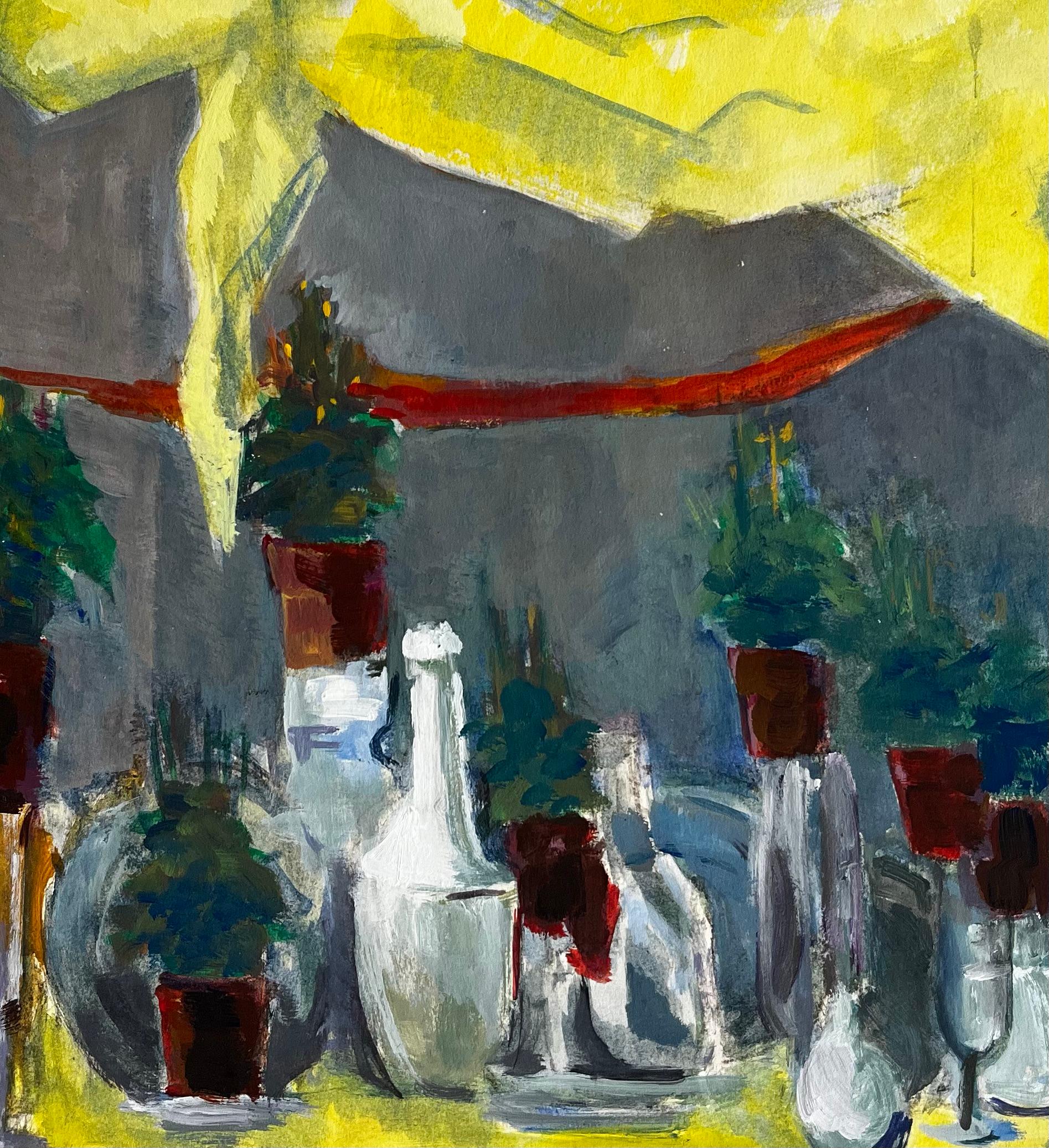 Bottiglie con drappo giallo, bicchieri e piante in vaso Natura morta modernista in vendita 2