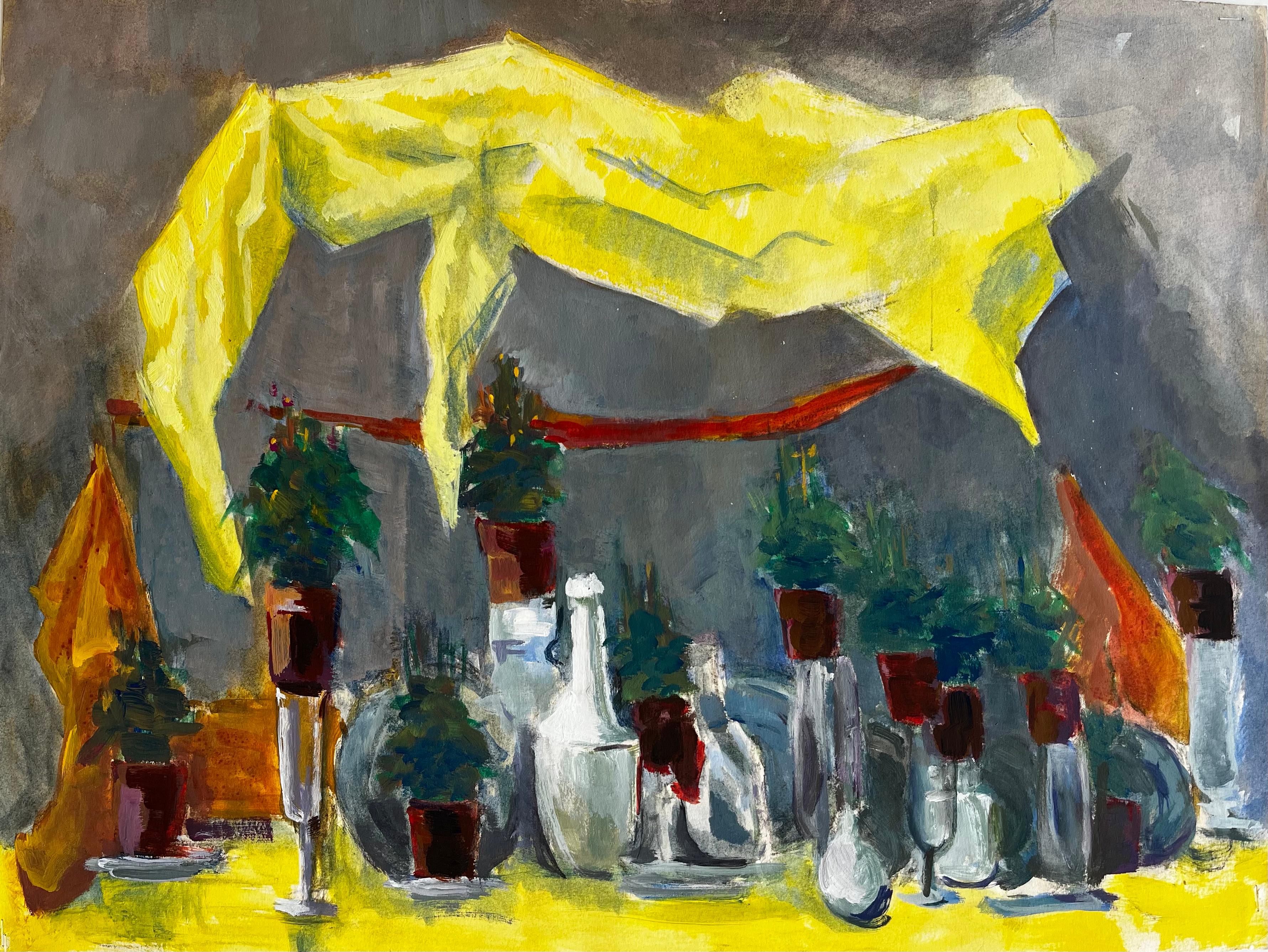 Nature morte moderniste : bouteilles, verrerie et plantes en pot, tissu drapé jaune