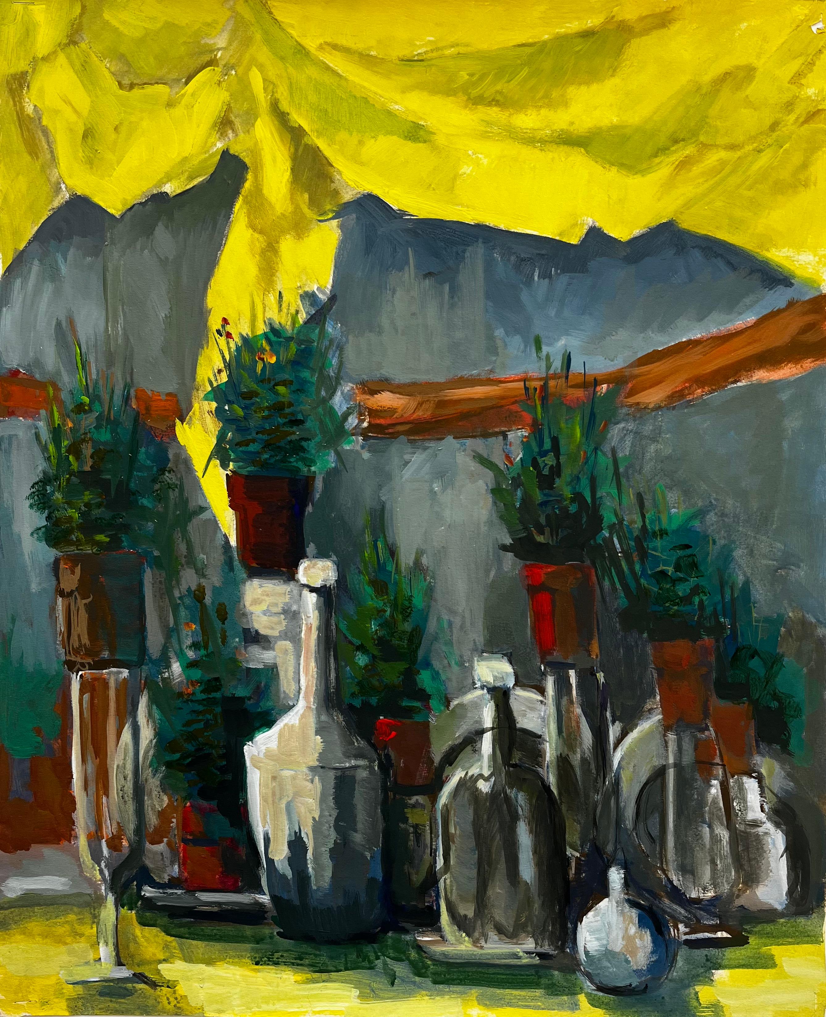 Tissu drapé jaune Bouteilles grises et plantes en pot Nature morte moderniste française