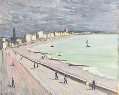 Promenade de ville française sous un paysage de ciel gris dramatique moderniste