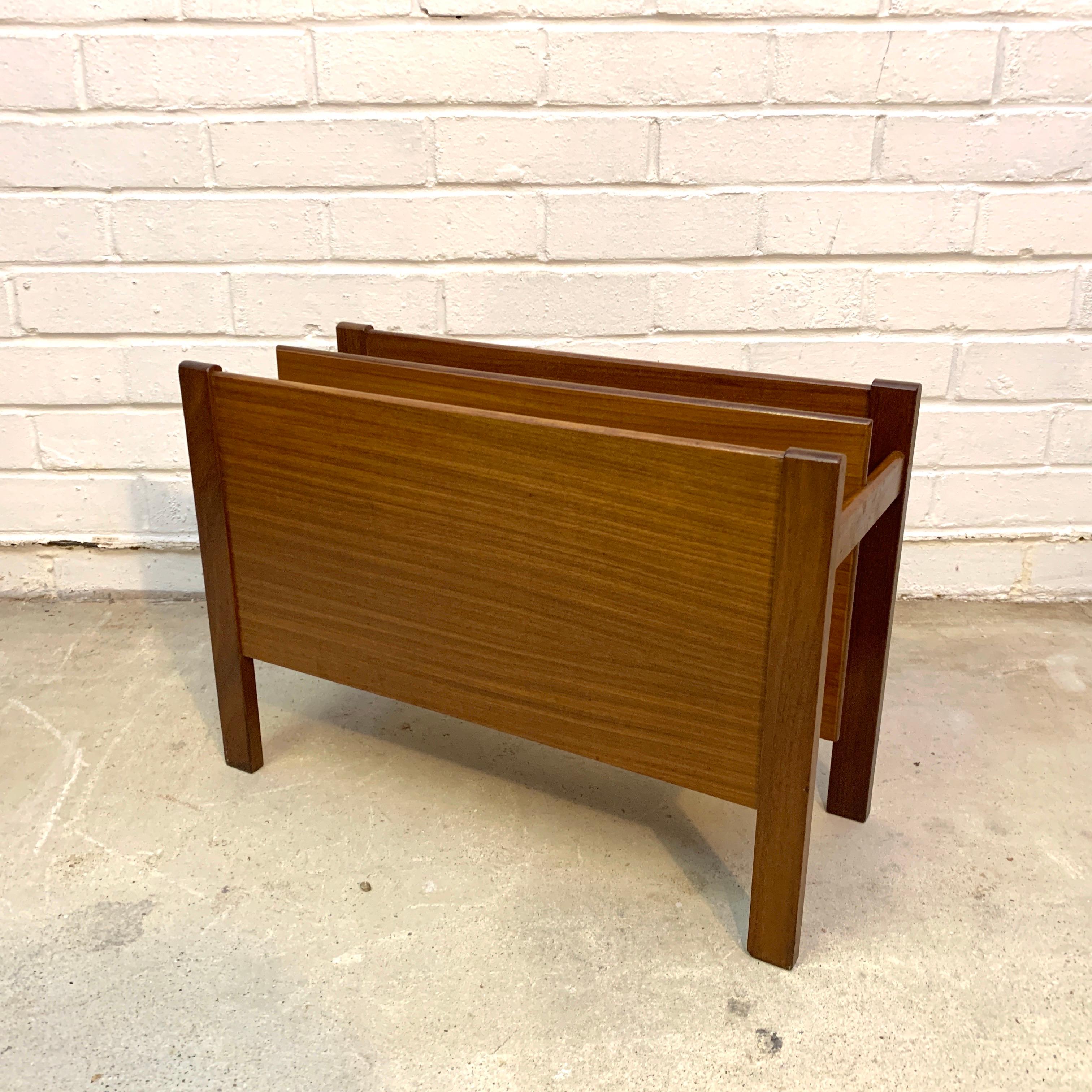 Teak magazine rack - Canterbury by Guy Rogers for Heals department store in the 1960s.

In excellent vintage condition.

Measures : H: 36cm W: 51cm D: 28cm.