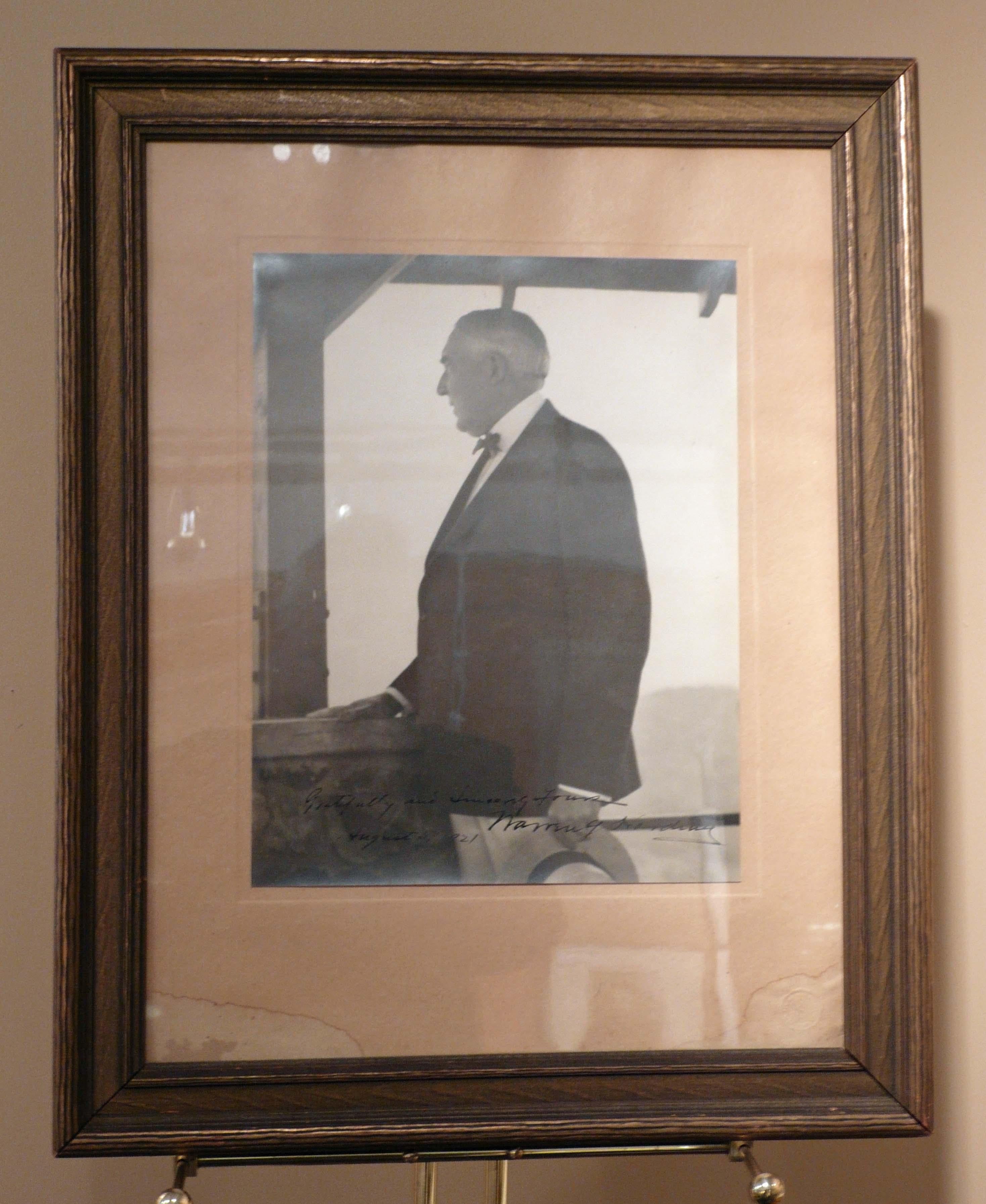 WARREN G. HARDING - PHOTOGRAPHE SIGNÉE, INSCRIBÉE ET DATÉE - Noir Portrait Photograph par Charles Urban Shorey