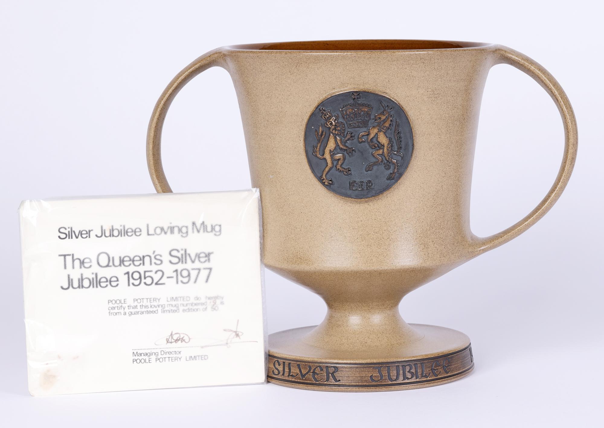 Silberner Jubiläumsbecher von Sydenham Poole Pottery Ltd Edn QEII (Handgefertigt) im Angebot