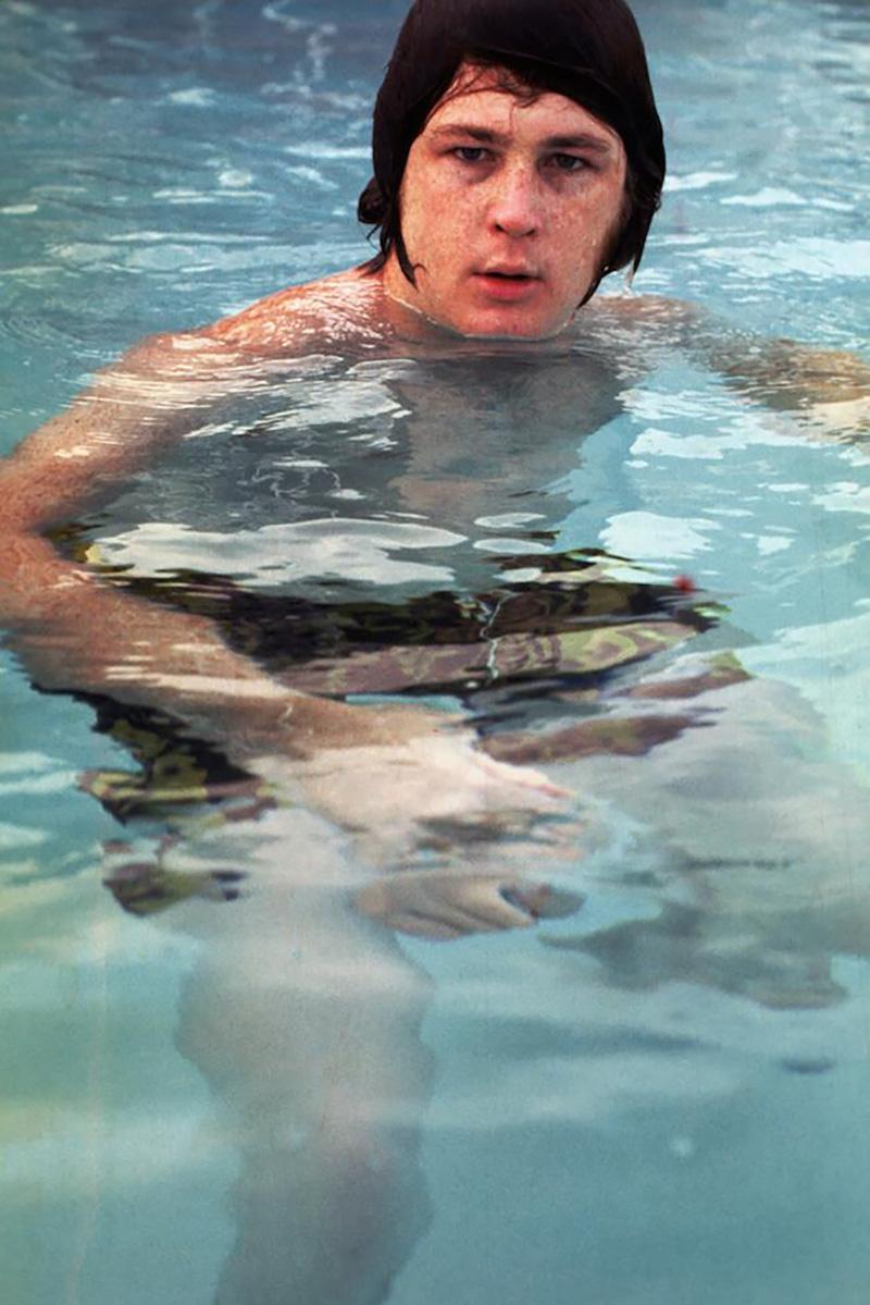 Guy Webster Color Photograph – Brian Wilson, Schwimmen