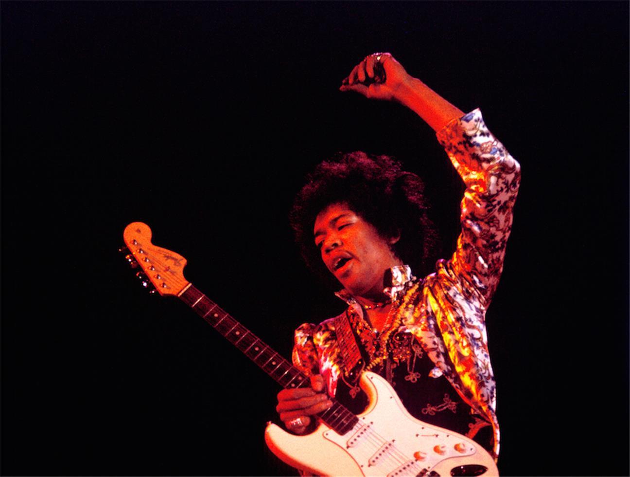 Guy Webster Color Photograph – Hollywood-Schale von Jimi Hendrix