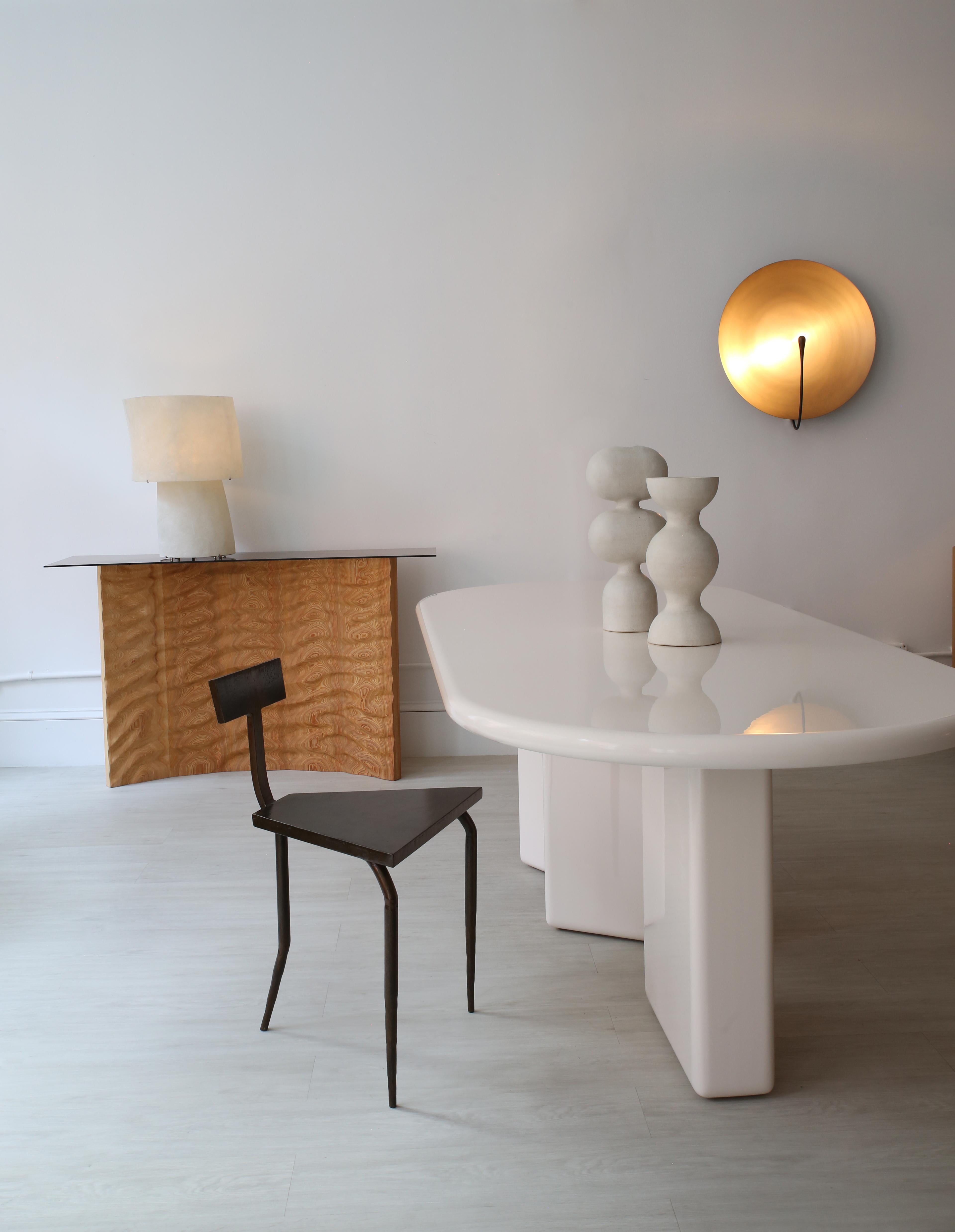 Guya-Stuhl von Cal Summers
Dimension:  T 43 x B 48,2 x H 48,2 cm
MATERIALIEN: Eiche

Cal Summers ist ein britischer Designer, der maßgeschneiderte handgefertigte Möbel und zeitgenössische Artefakte herstellt, in denen er die Grenzen von Materialität