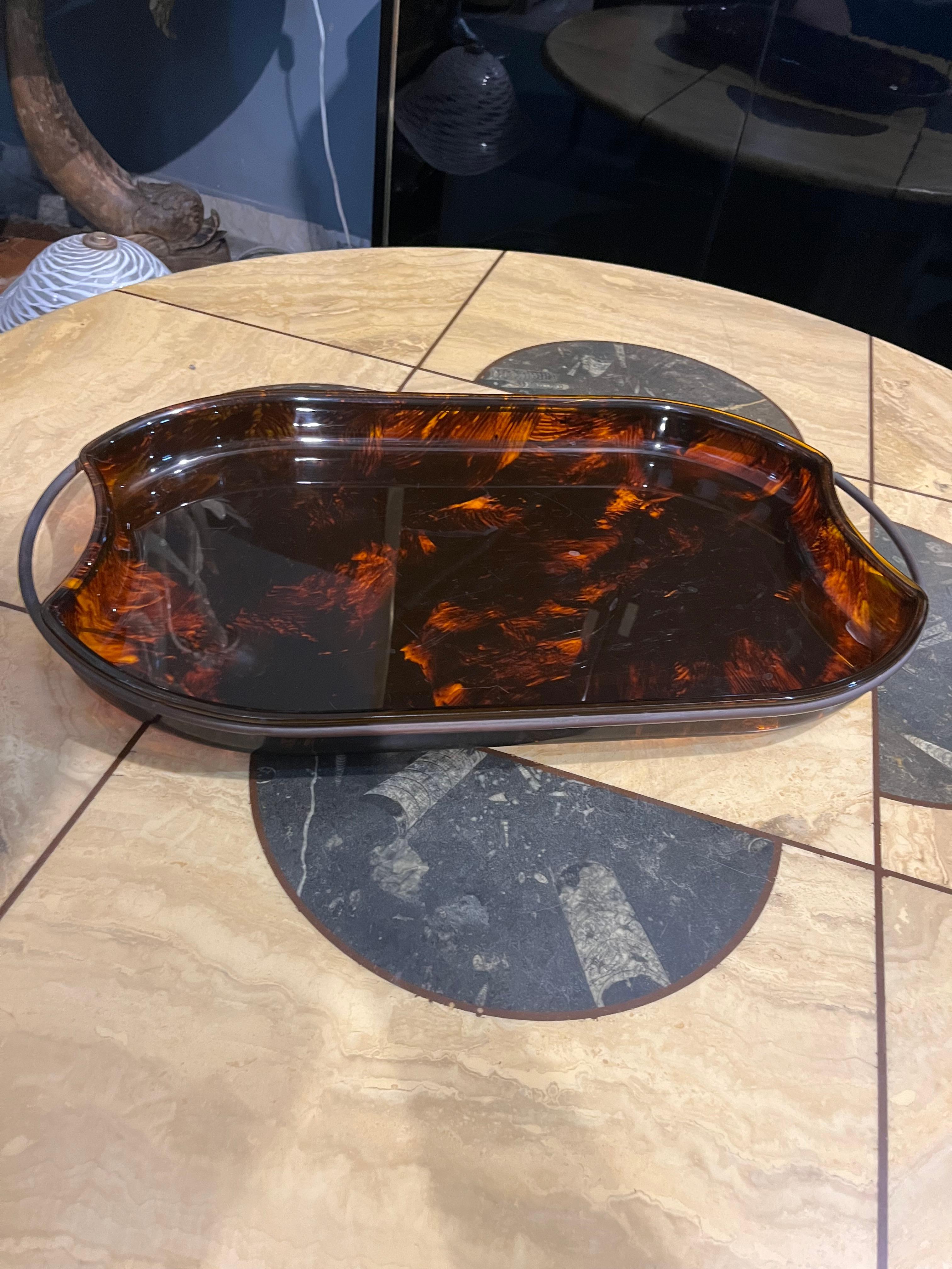 Guzzini 1970s brass and lucite faux tortoise bar tray In Good Condition For Sale In Catania, IT