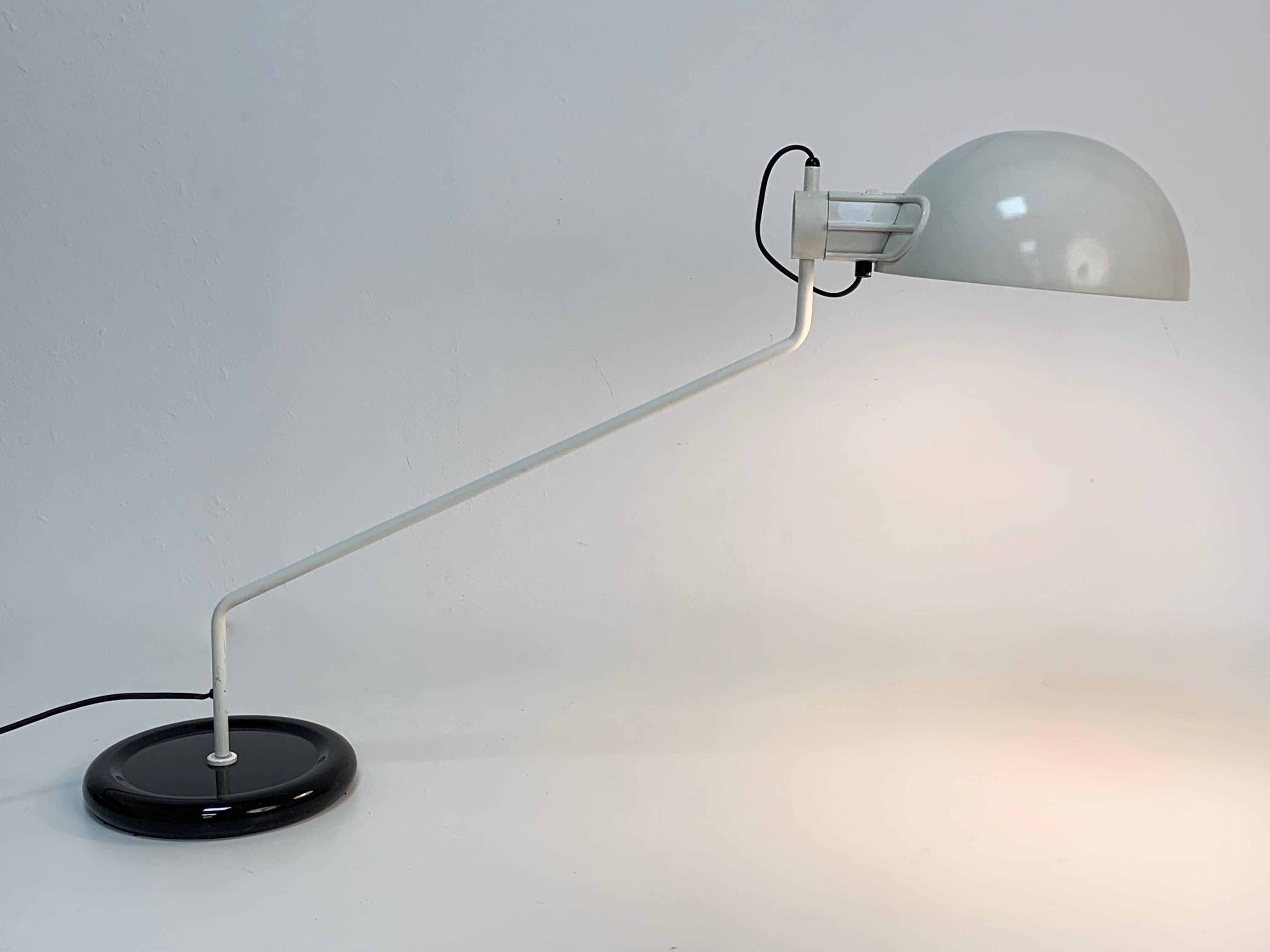 Guzzini, Adjustable Desk Lamp, White and Black Table Lamp, Italy, 1970s For Sale 3