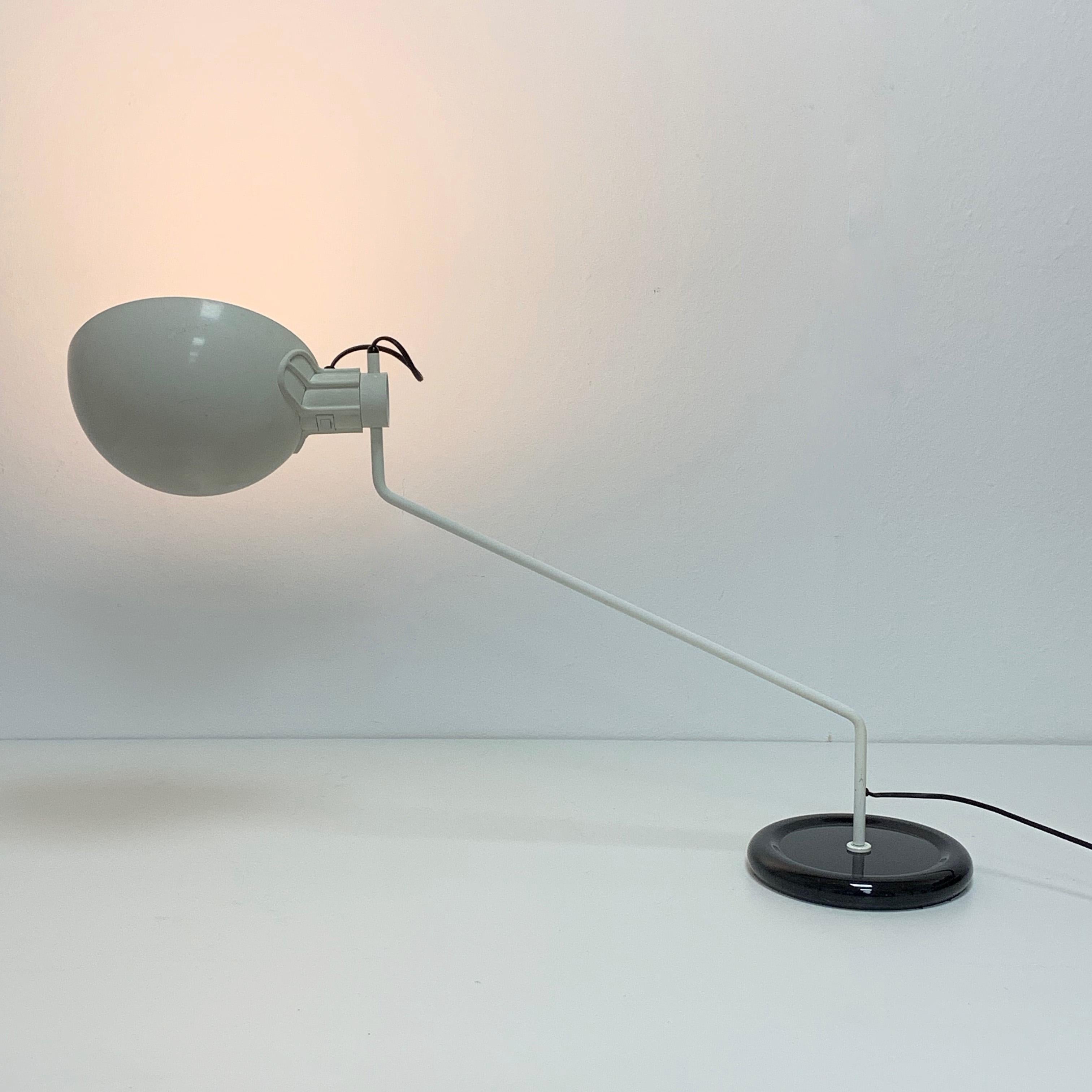 Guzzini, Adjustable Desk Lamp, White and Black Table Lamp, Italy, 1970s For Sale 5