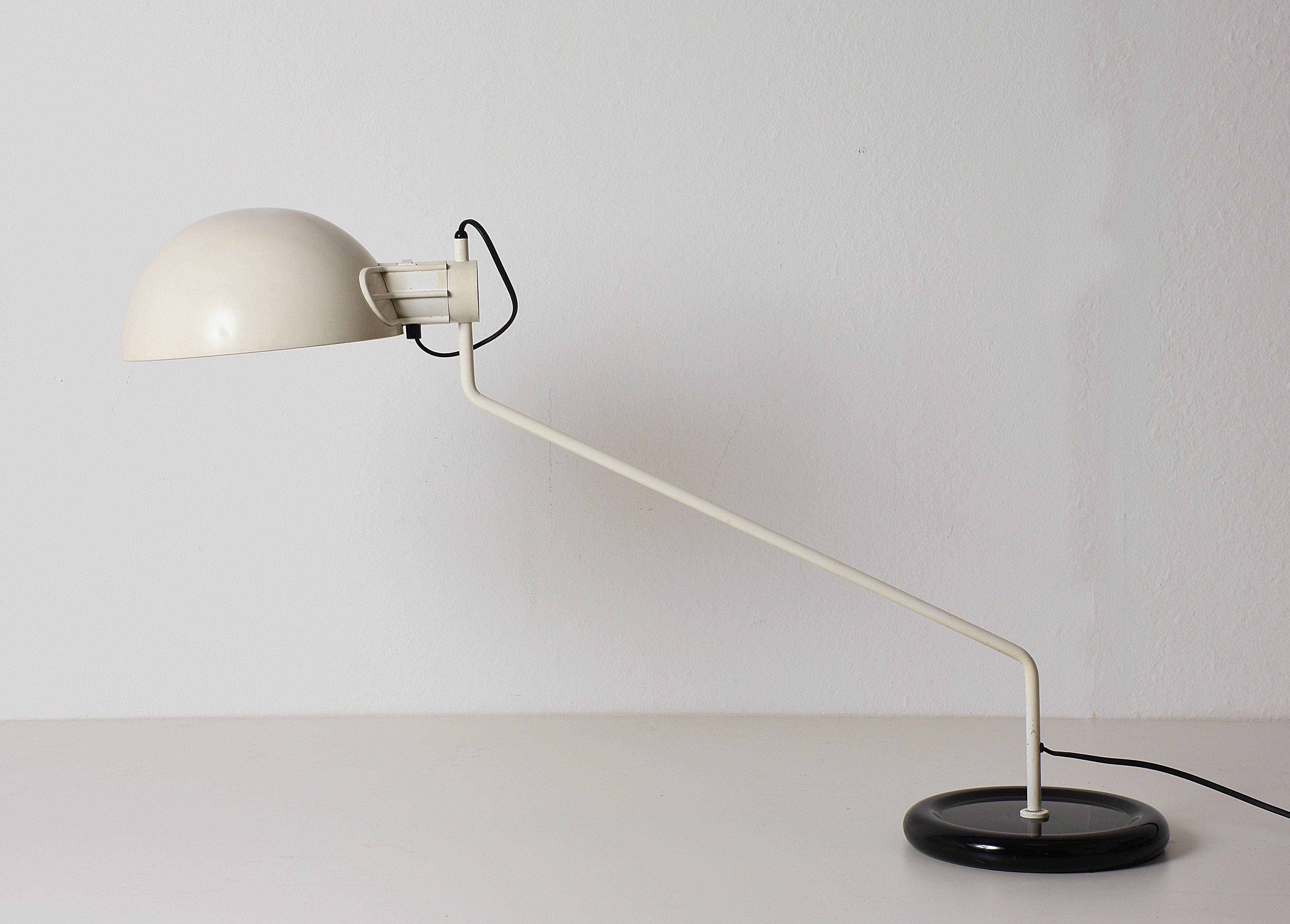 This adjustable desk lamp is from the 1970s Made of plastic and lacquered metal.
It has a heavy base to give stability in black enameled metal.
Measures: Maximum width 90 cm. Height 50 base diameter 25 cm.