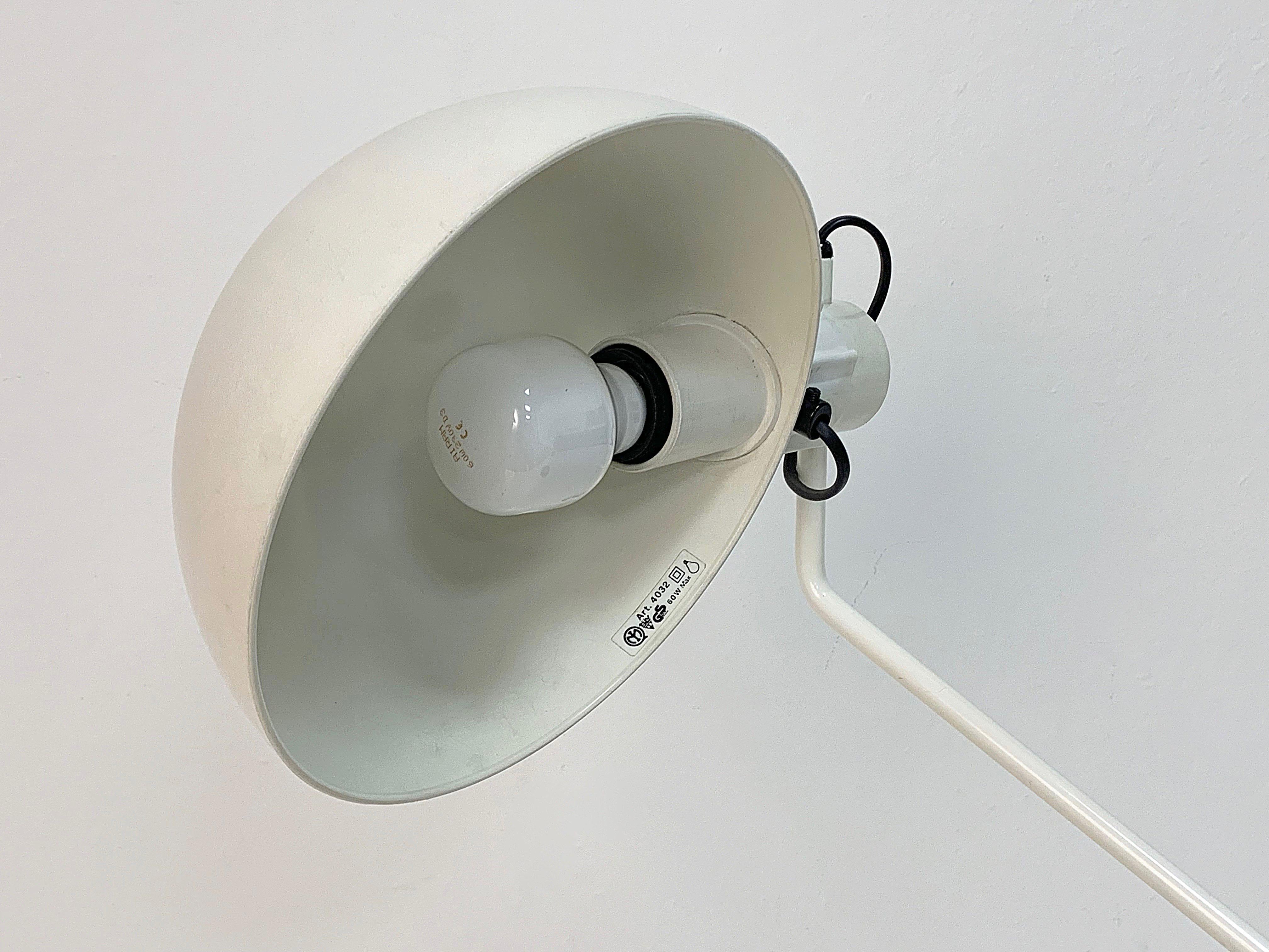 Guzzini, verstellbare Schreibtischlampe, weiße und schwarze Tischlampe, Italien, 1970er Jahre im Zustand „Gut“ im Angebot in Roma, IT