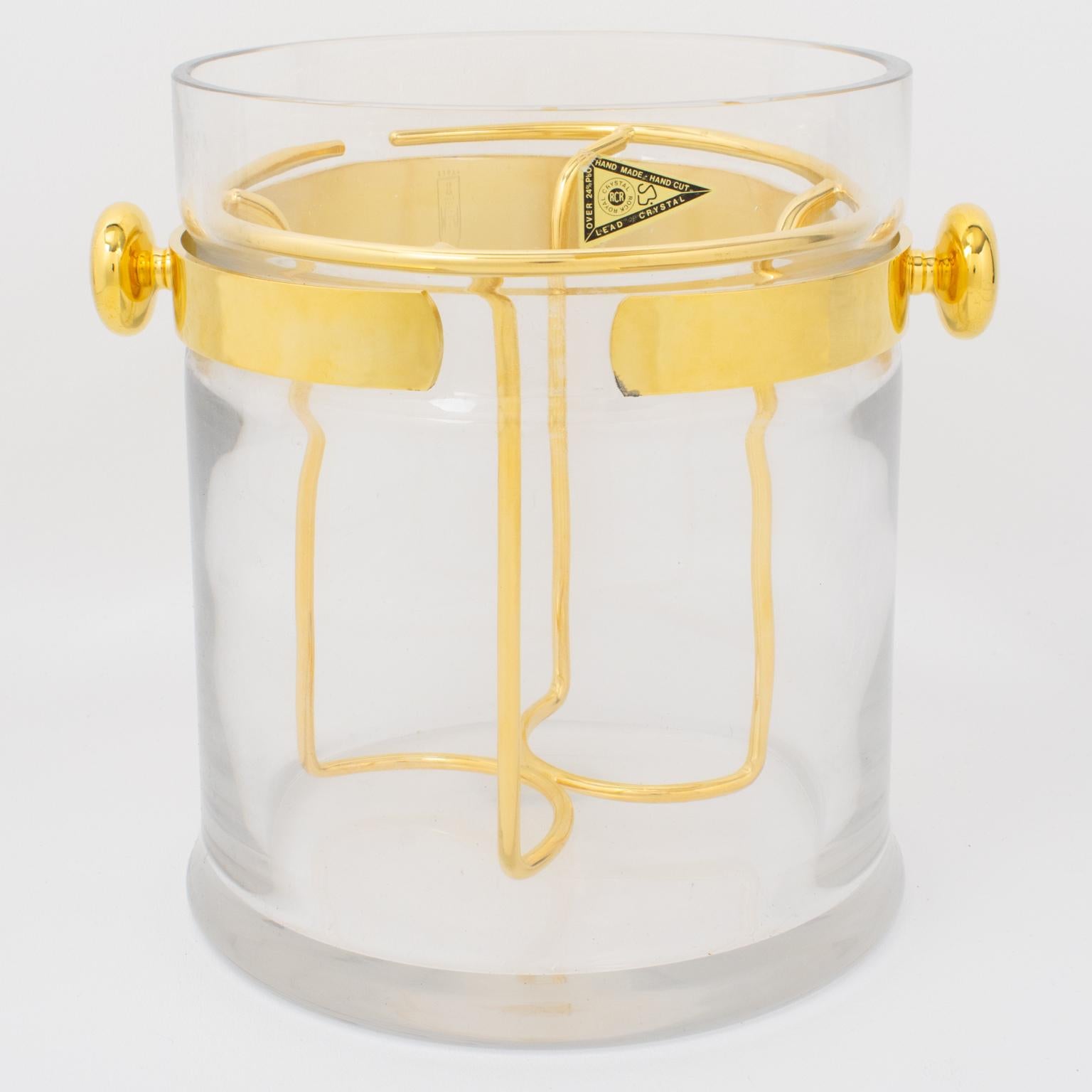El diseñador italiano Rede Guzzini ha diseñado esta lujosa cubitera para champán. La pieza se fabricó en Italia hacia el año 1970. El enfriador de bar tiene una gran forma redondeada con un marco y un soporte para botellas chapados en oro de 24