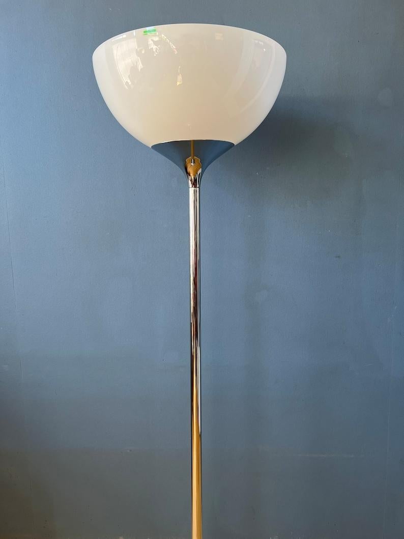 Metallo Lampada da terra Guzzini Flash Space AGE con base cromata e paralume in vetro acrilico, anni '70 in vendita