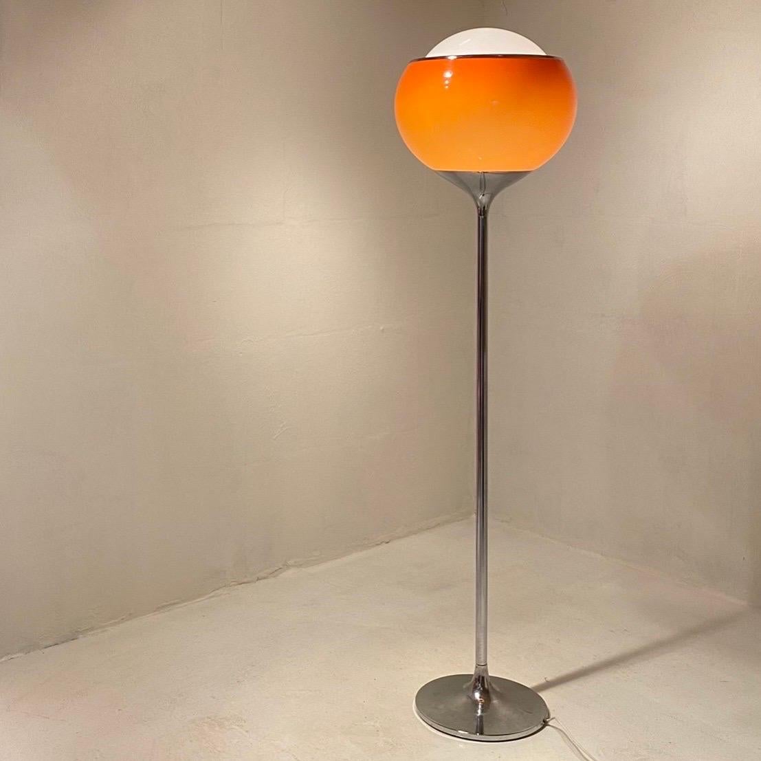 Been hunting a Big Bud floor lamp for years and here it is. 

Made by Guzzini, Italy 1970s. 

Chrome, orange and white plastic that without doubt is an eye catcher lit or unlit. 

Very good vintage condition. 

Due to the large size the lamp