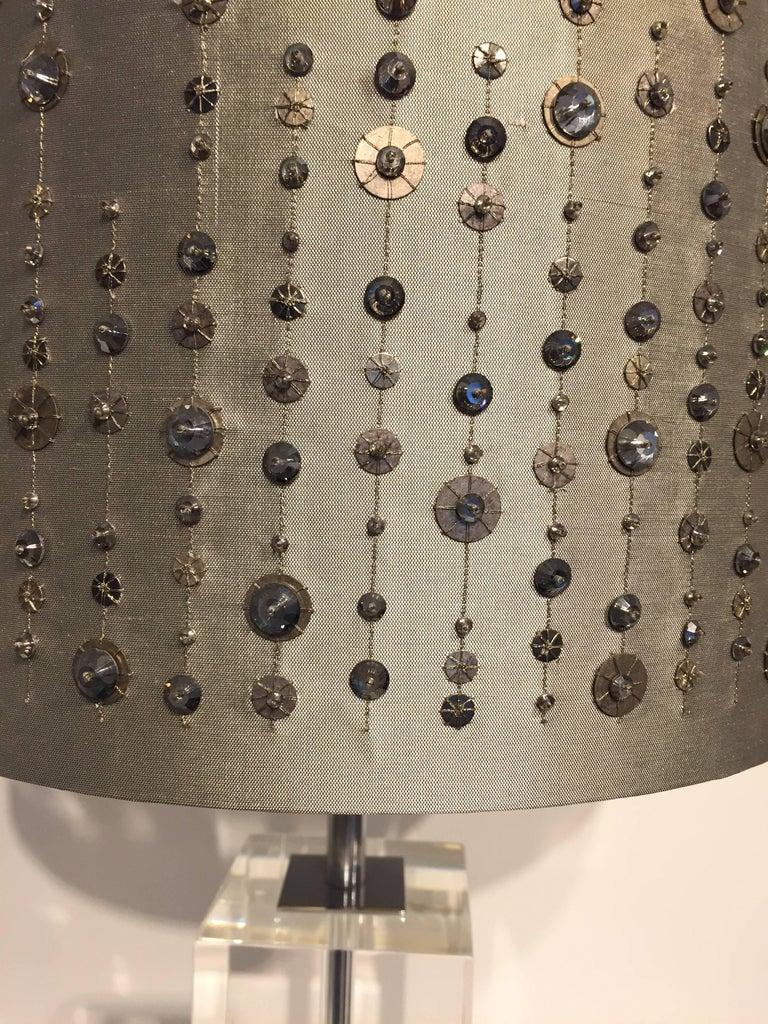 Lampe de table de Guzzini Italie, en plexiglas transparent, fabriquée en 1980, la base en plexiglas mesure 22cm H x 8cm L x 8cm P, une barre chromée (28cm H) se trouve à l'intérieur pour fixer le support de l'ampoule, câblage textile neuf (câble
