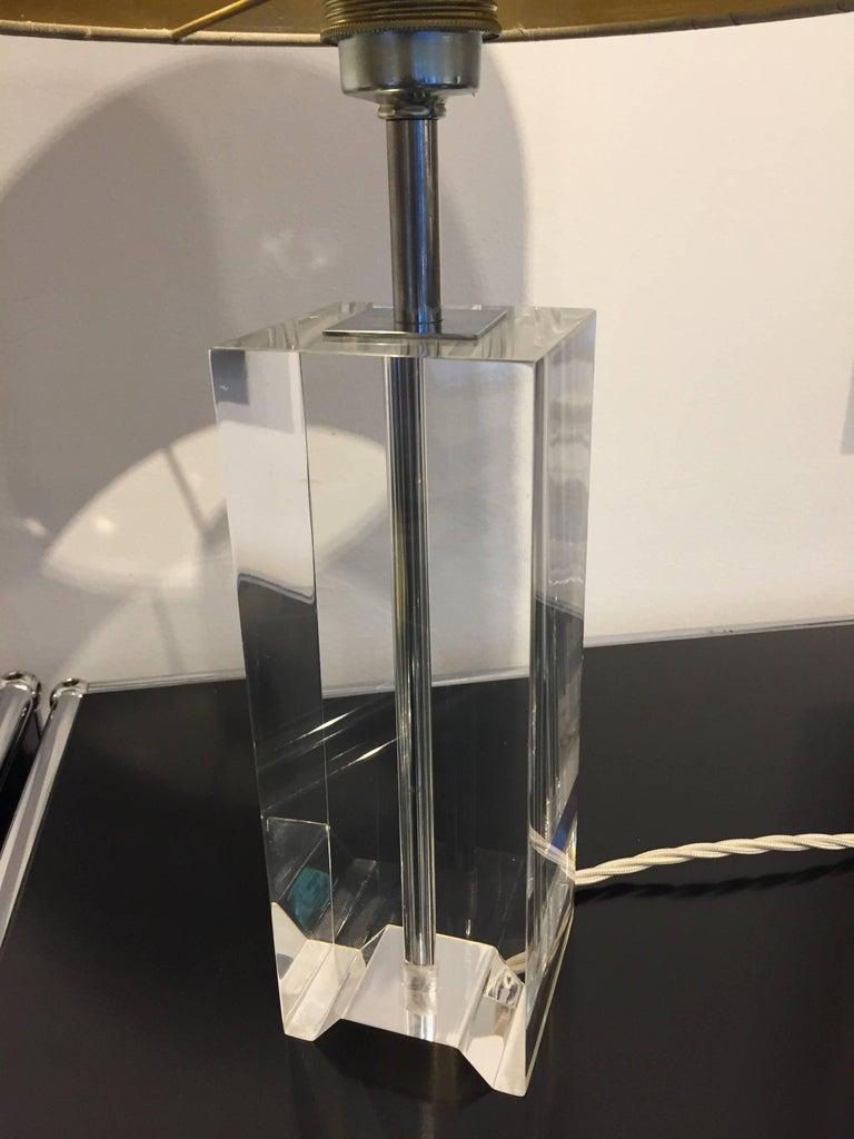 italien Guzzini Italie - Lampe de bureau en plexiglas avec abat-jour en soie brodé à la main en vente