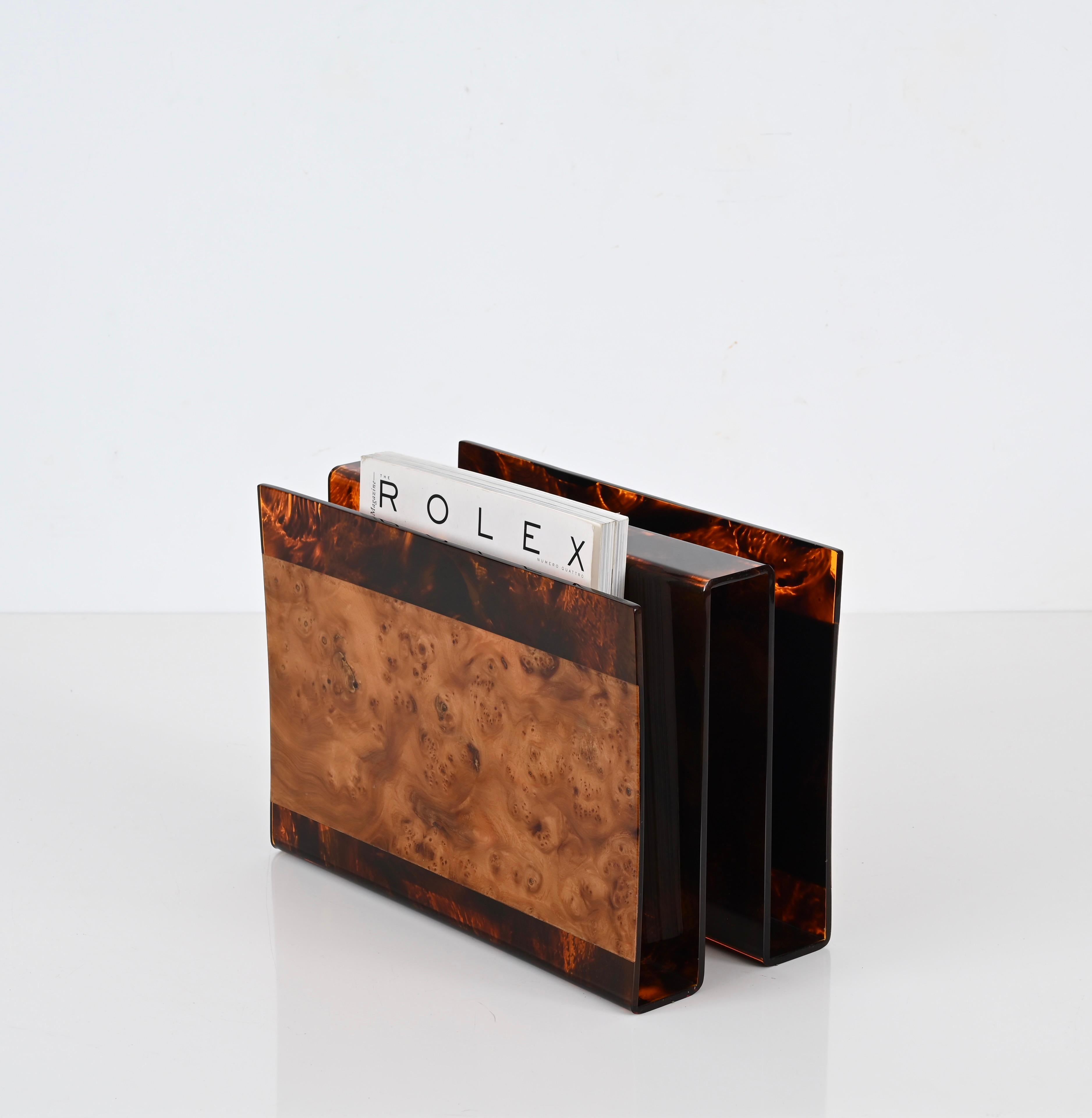 Gorgeous magazine rack in lucite with a stunning tortoiseshell effect and briar. This incredibly elegant piece was designed by Guzzini in Italy in the 1970s.

This incredibly charming magazine rack has been beautifully crafted mixing a lovely lucite