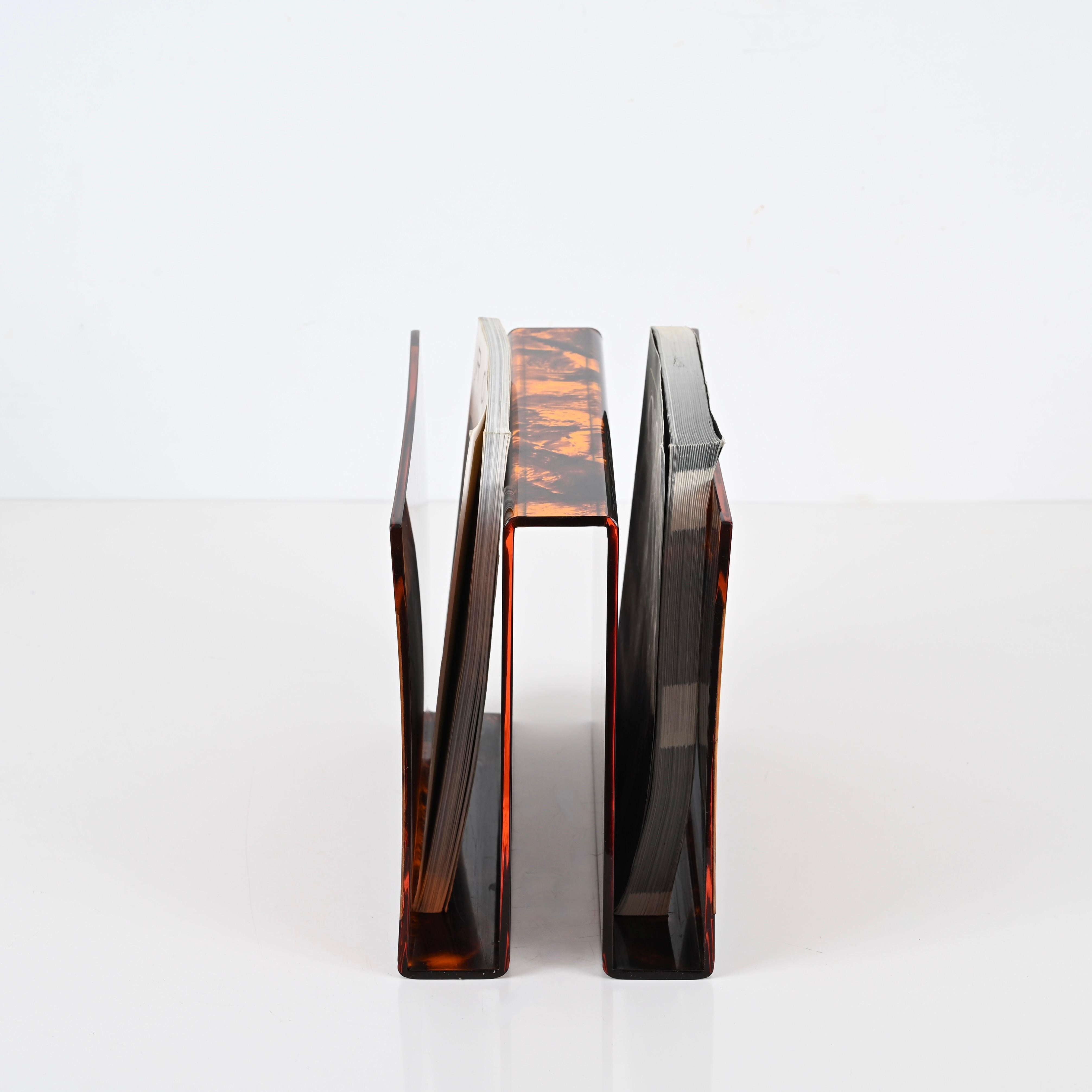 Guzzini Magazine Rack in Tortoiseshell Lucite and Briar, Italy 1970s In Good Condition For Sale In Roma, IT