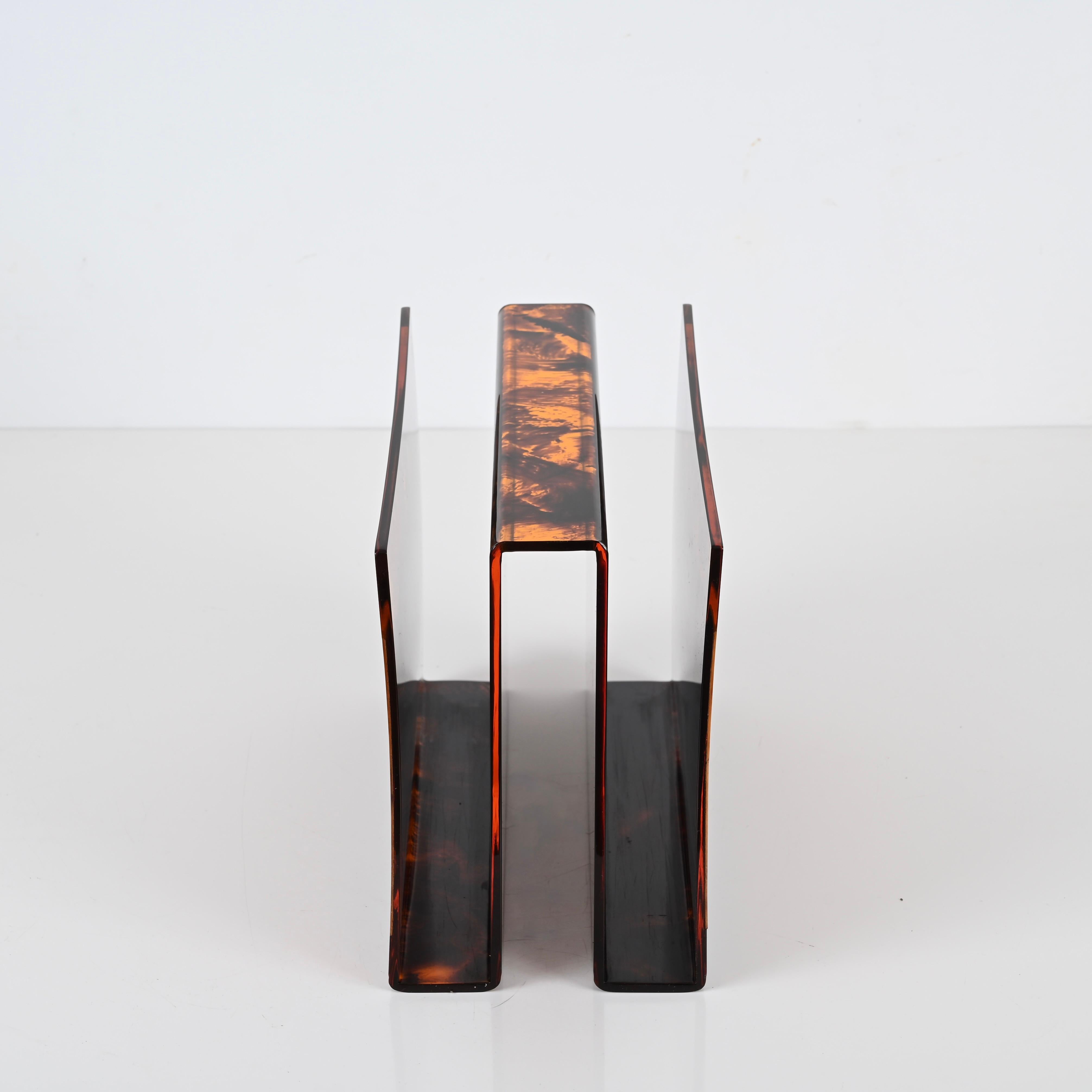20th Century Guzzini Magazine Rack in Tortoiseshell Lucite and Briar, Italy 1970s For Sale