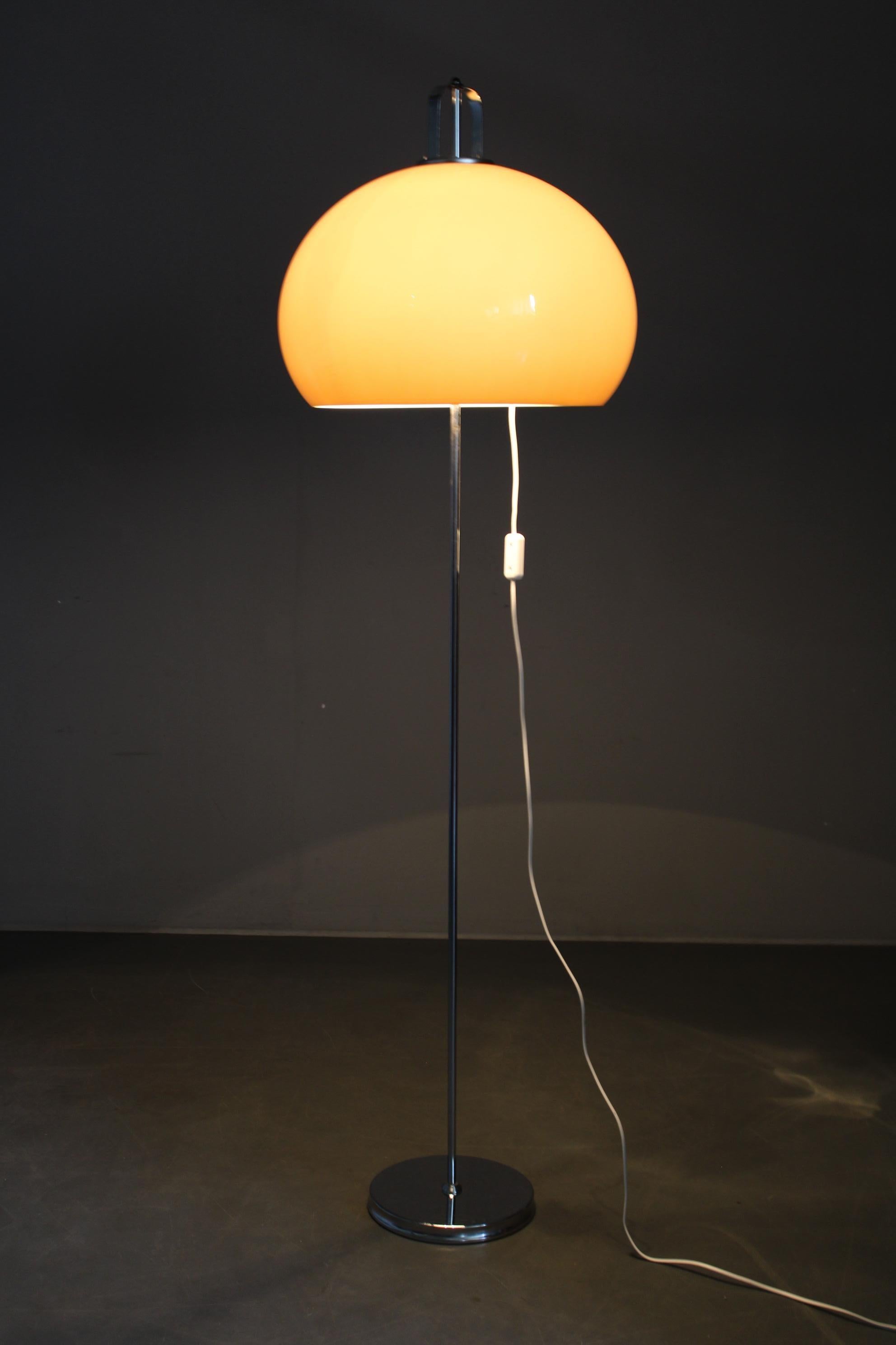 Lampada da terra Meblo di Guzzini con paralume in plastica, Italia 1970 - Space AGE Chrome Moder in vendita 2