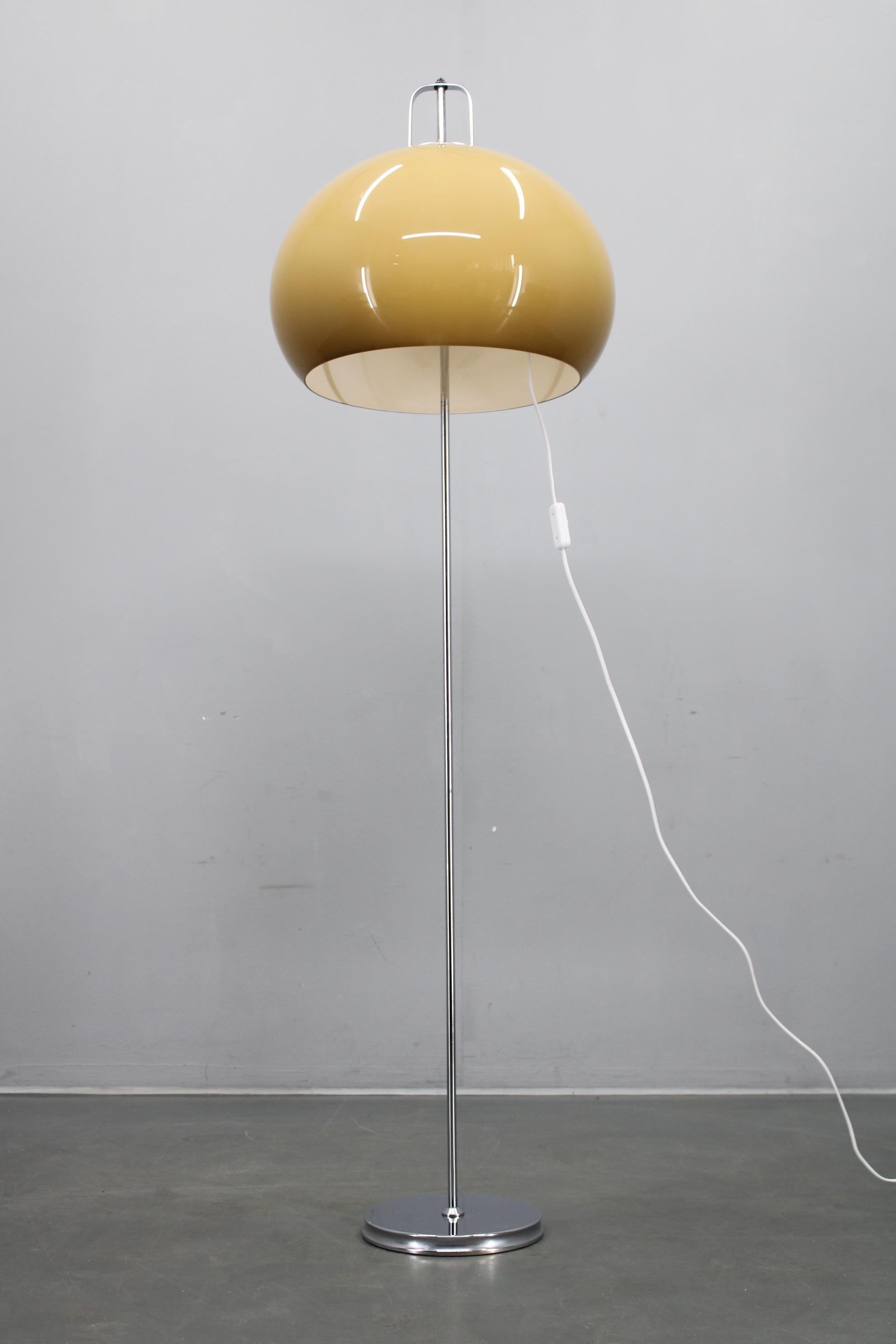  Iconica lampada da terra della Space Age disegnata da Guzzini e prodotta da Meblo, realizzata in Italia nel 1970 circa. Questa lampada vintage presenta un grande paralume in plastica a forma di cupola in un colore caldo, montato su un sottile