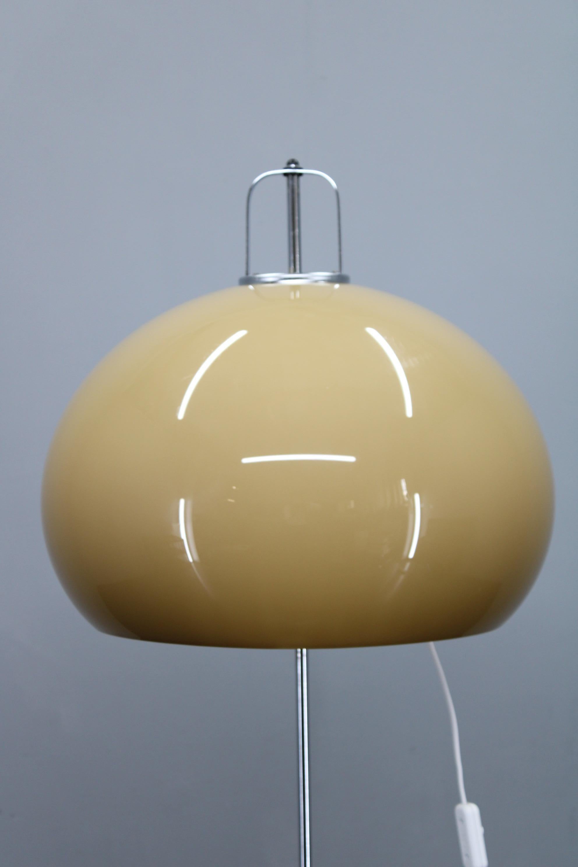 Art Déco Lampada da terra Meblo di Guzzini con paralume in plastica, Italia 1970 - Space AGE Chrome Moder in vendita