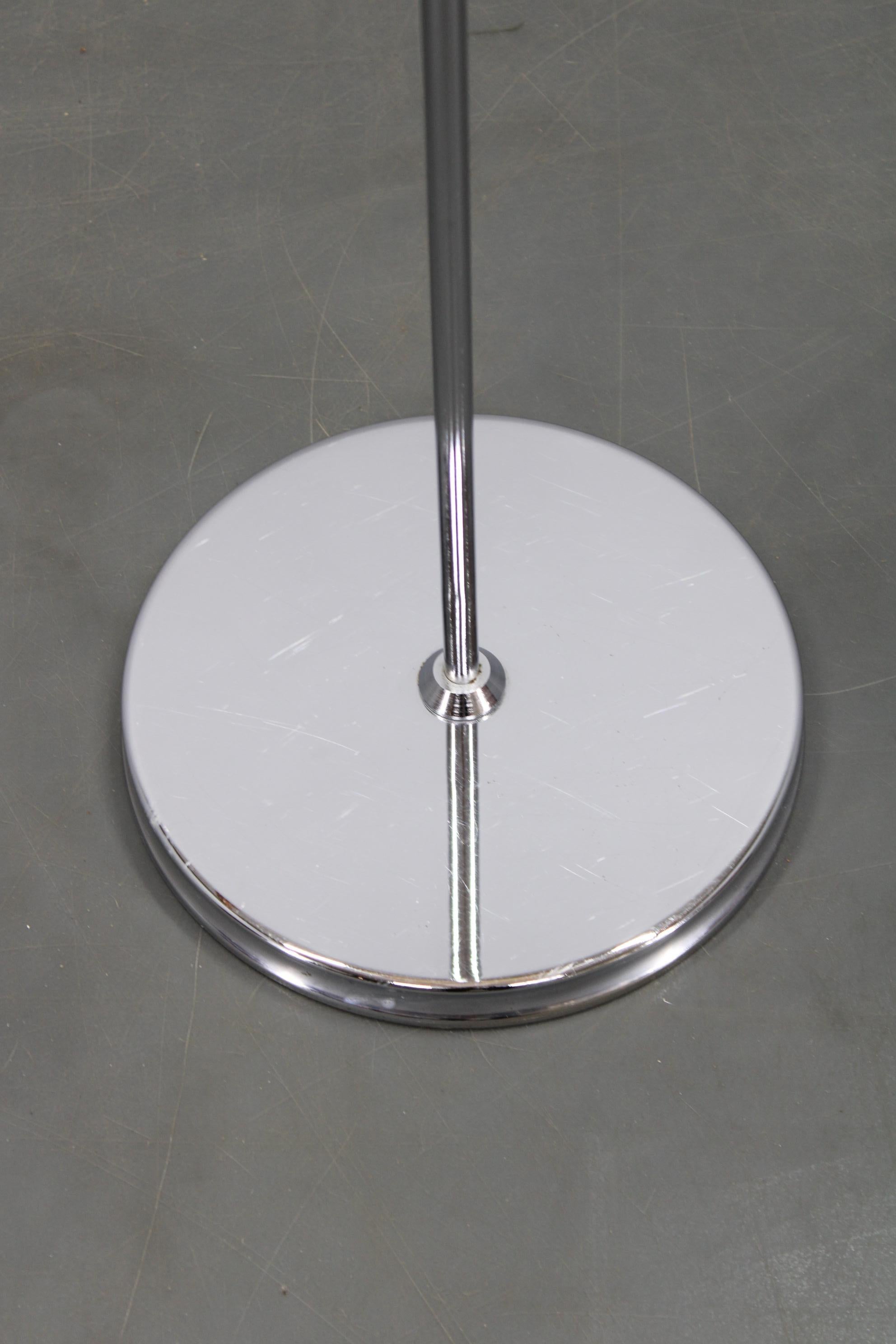 Italiano Lampada da terra Meblo di Guzzini con paralume in plastica, Italia 1970 - Space AGE Chrome Moder in vendita