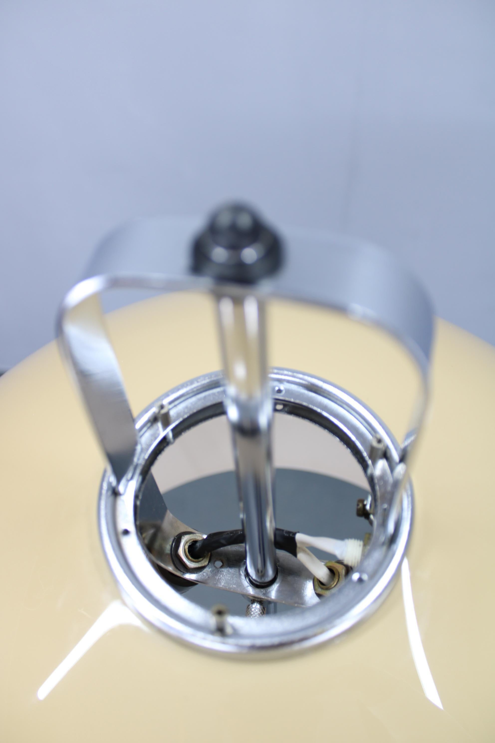 Lucidato Lampada da terra Meblo di Guzzini con paralume in plastica, Italia 1970 - Space AGE Chrome Moder in vendita