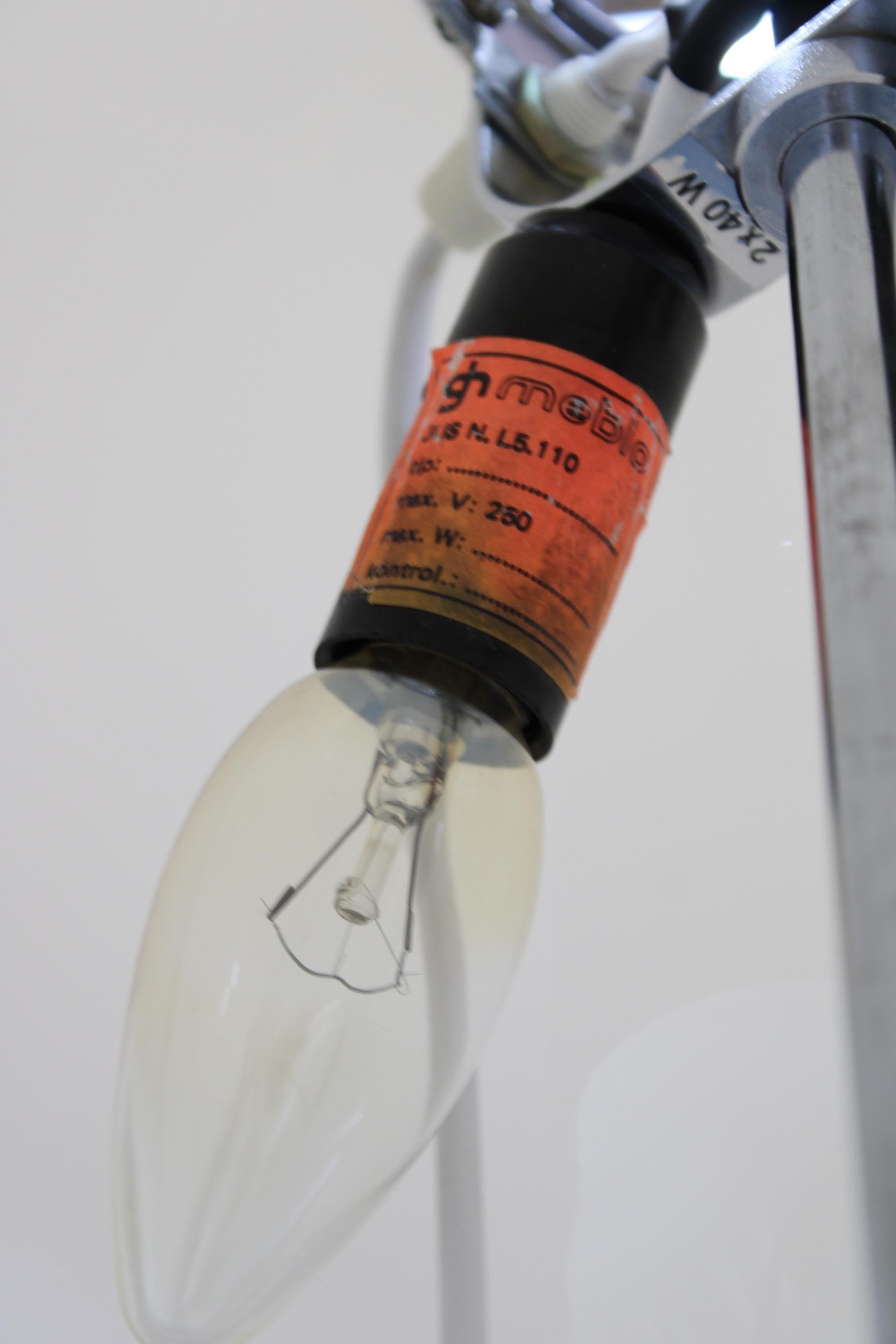 Fine XX secolo Lampada da terra Meblo di Guzzini con paralume in plastica, Italia 1970 - Space AGE Chrome Moder in vendita